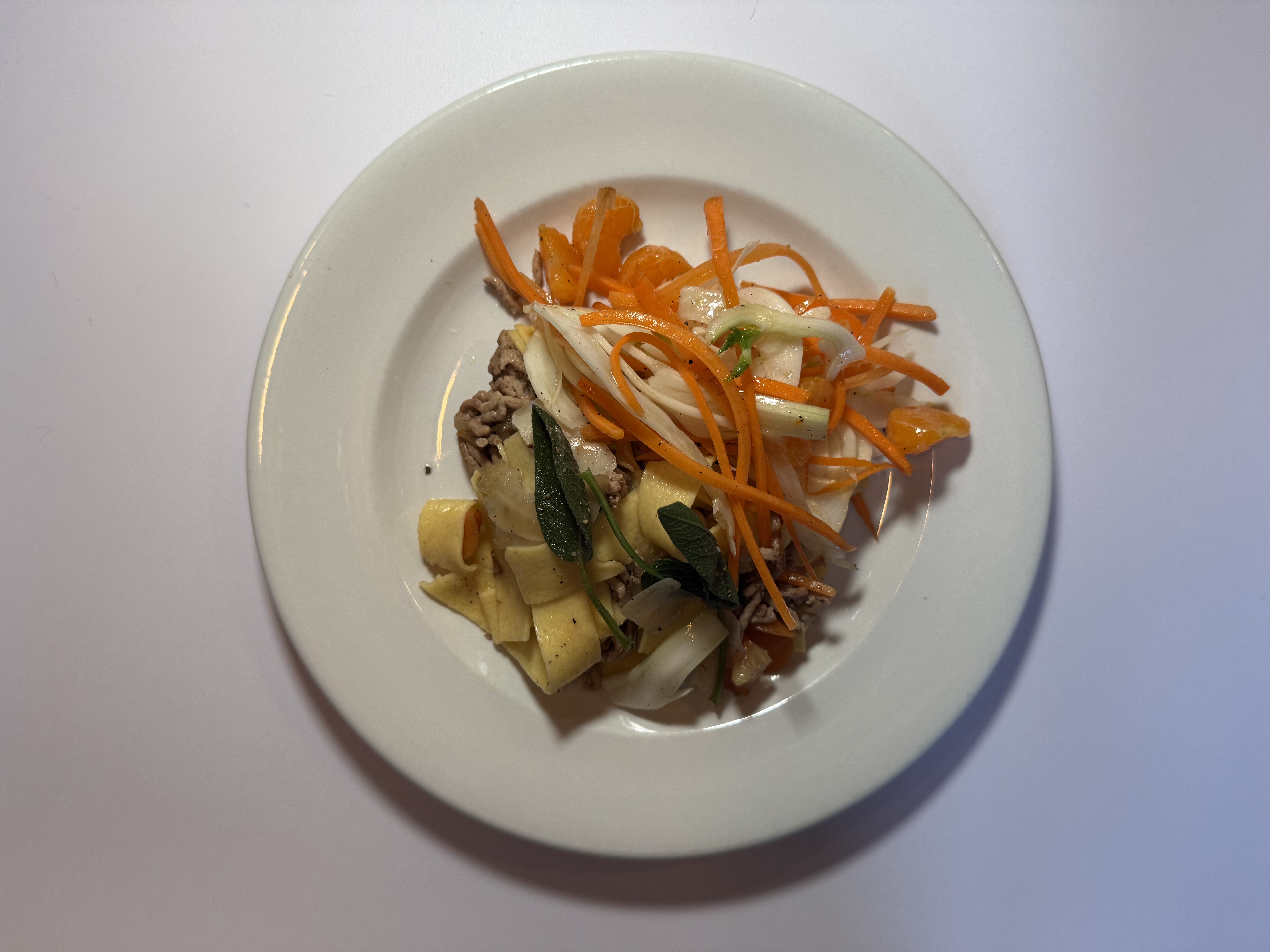 Pappardelle med gris og frisk gulerodssalat