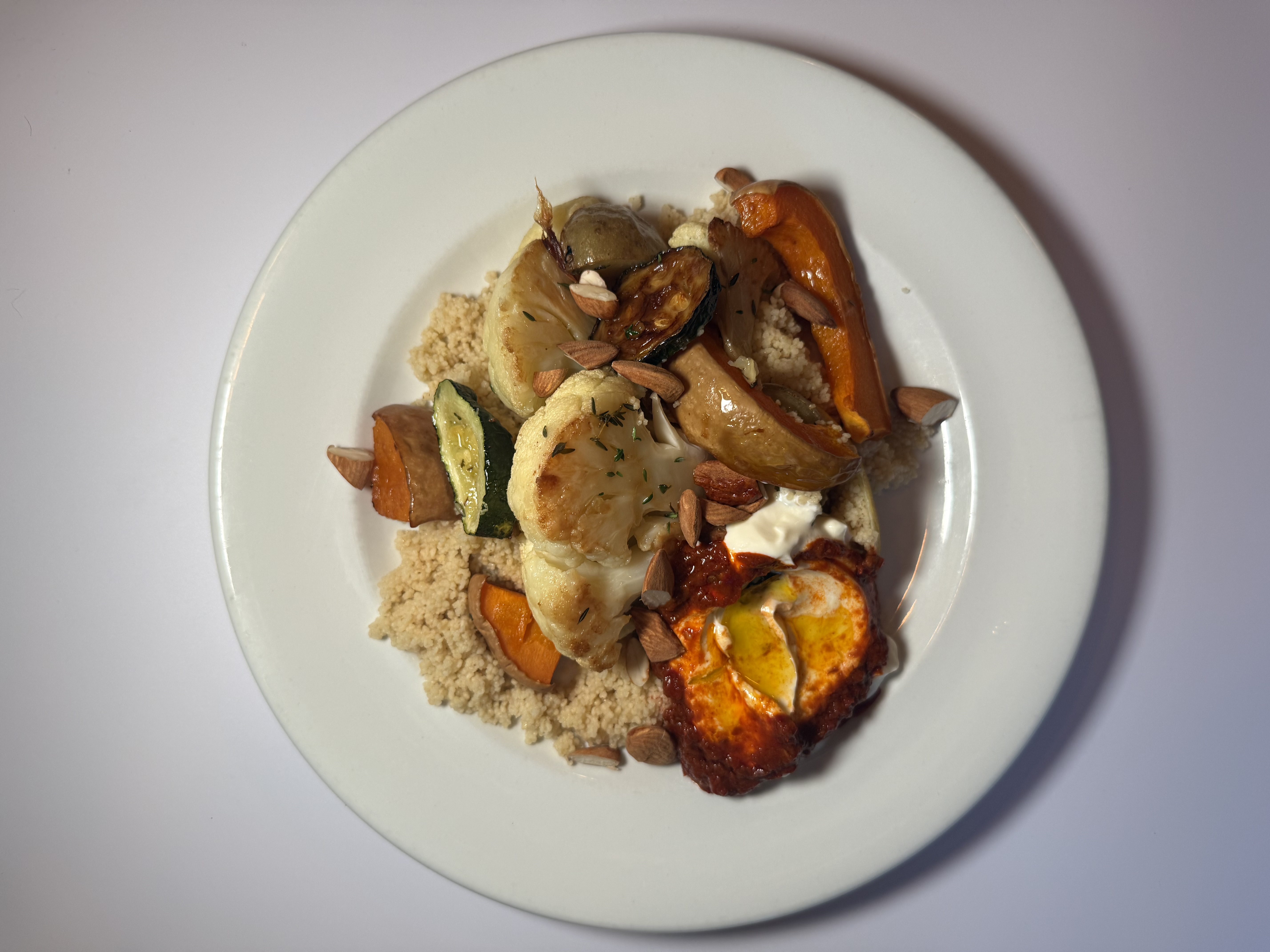 Bagte grøntsager med couscous, harissa og mandler