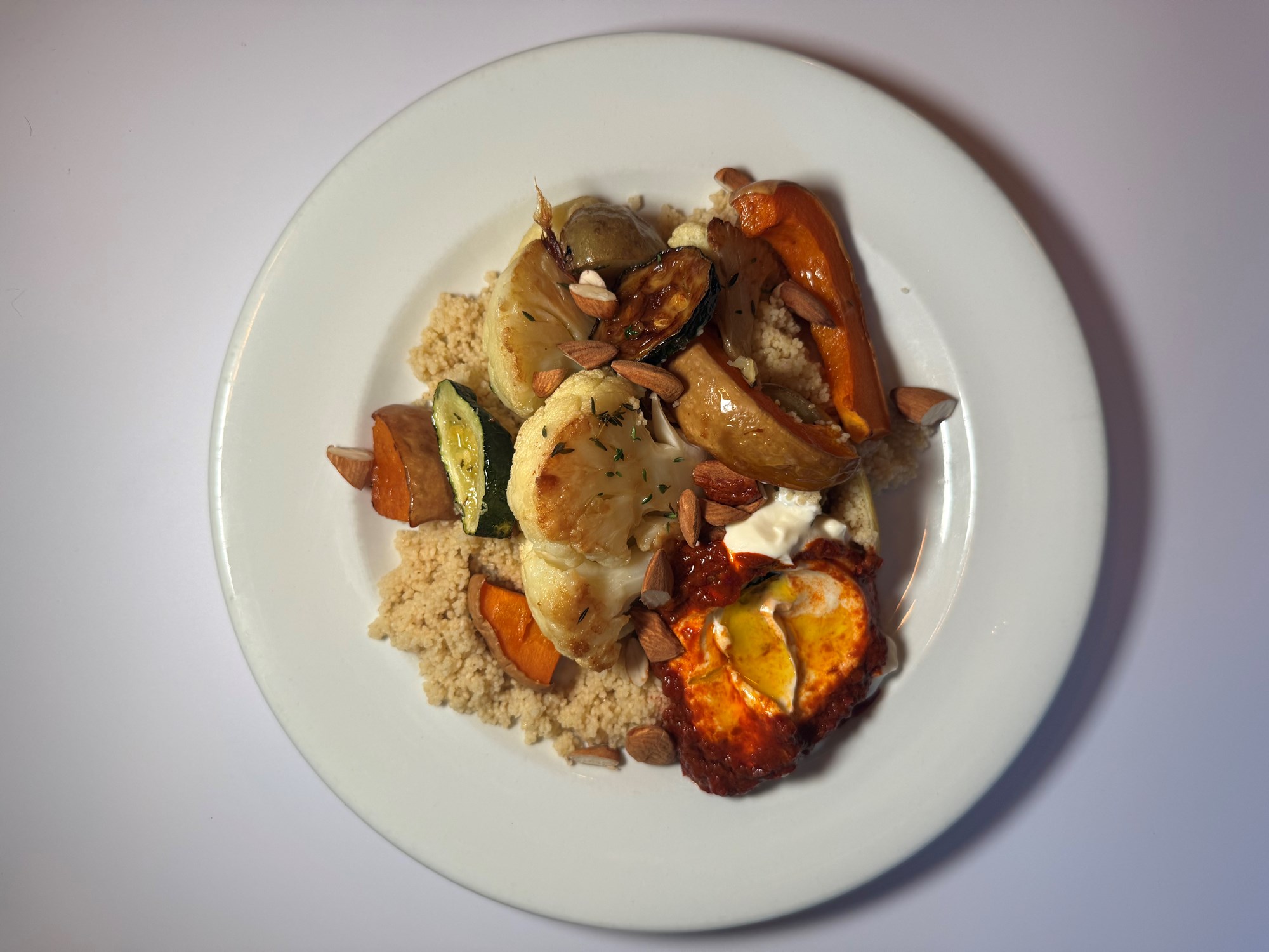 Bagte grøntsager med couscous, harissa og mandler