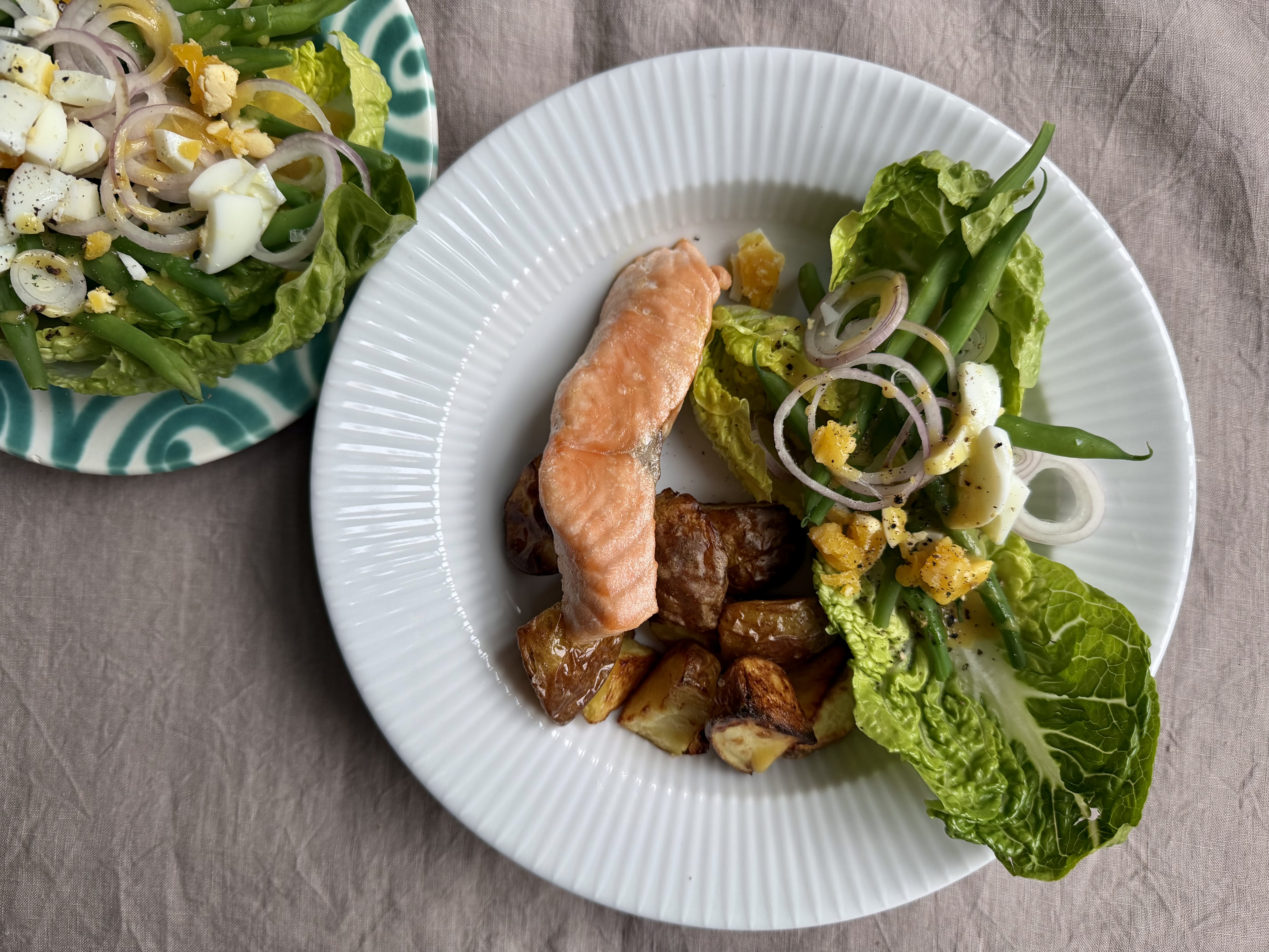 Bagt laks med grøn salat, lune bønner og vinaigrette med æg