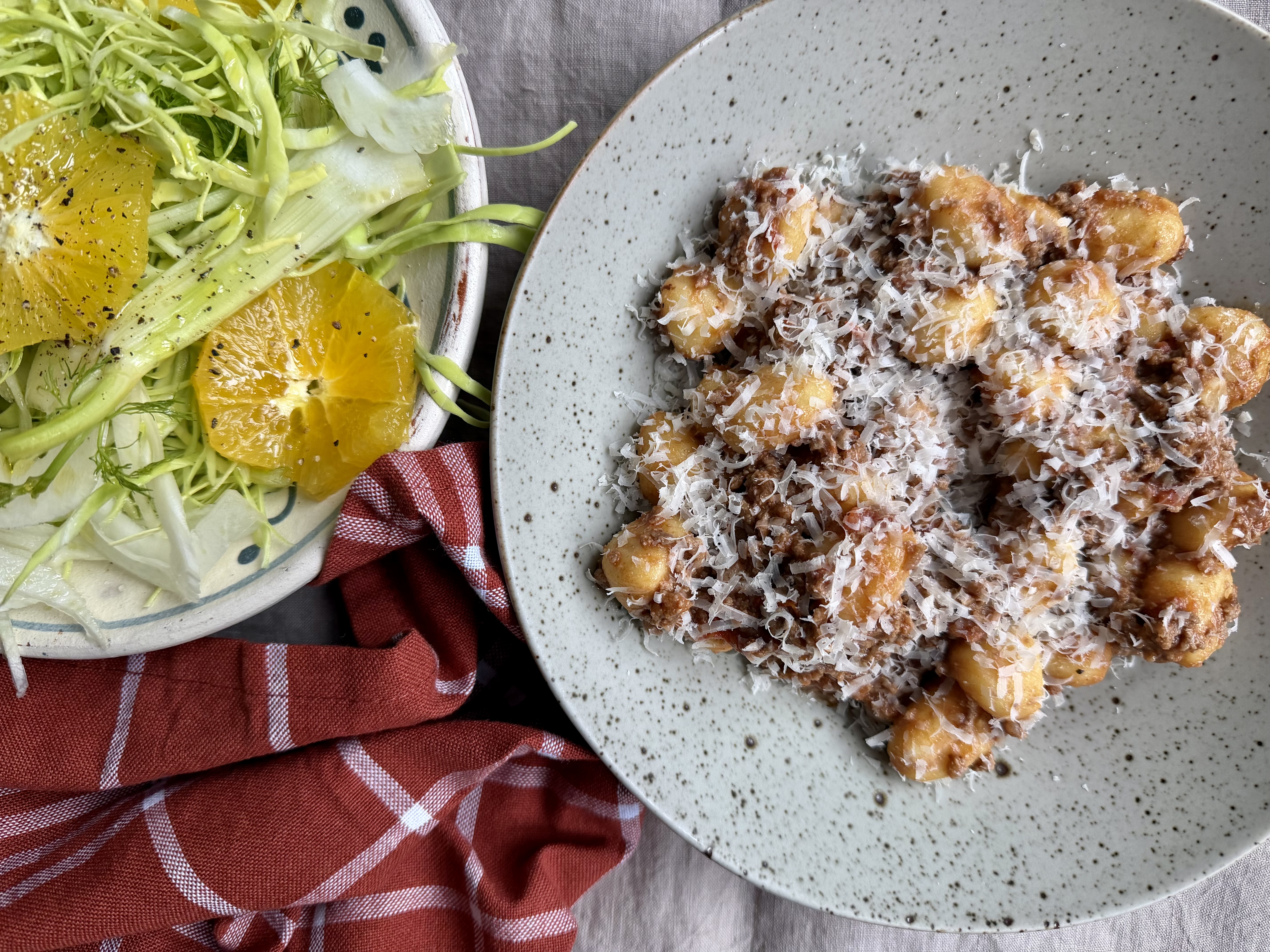Gnocchi med oksekød, parmesan og sprød fennikelsalat med appelsin