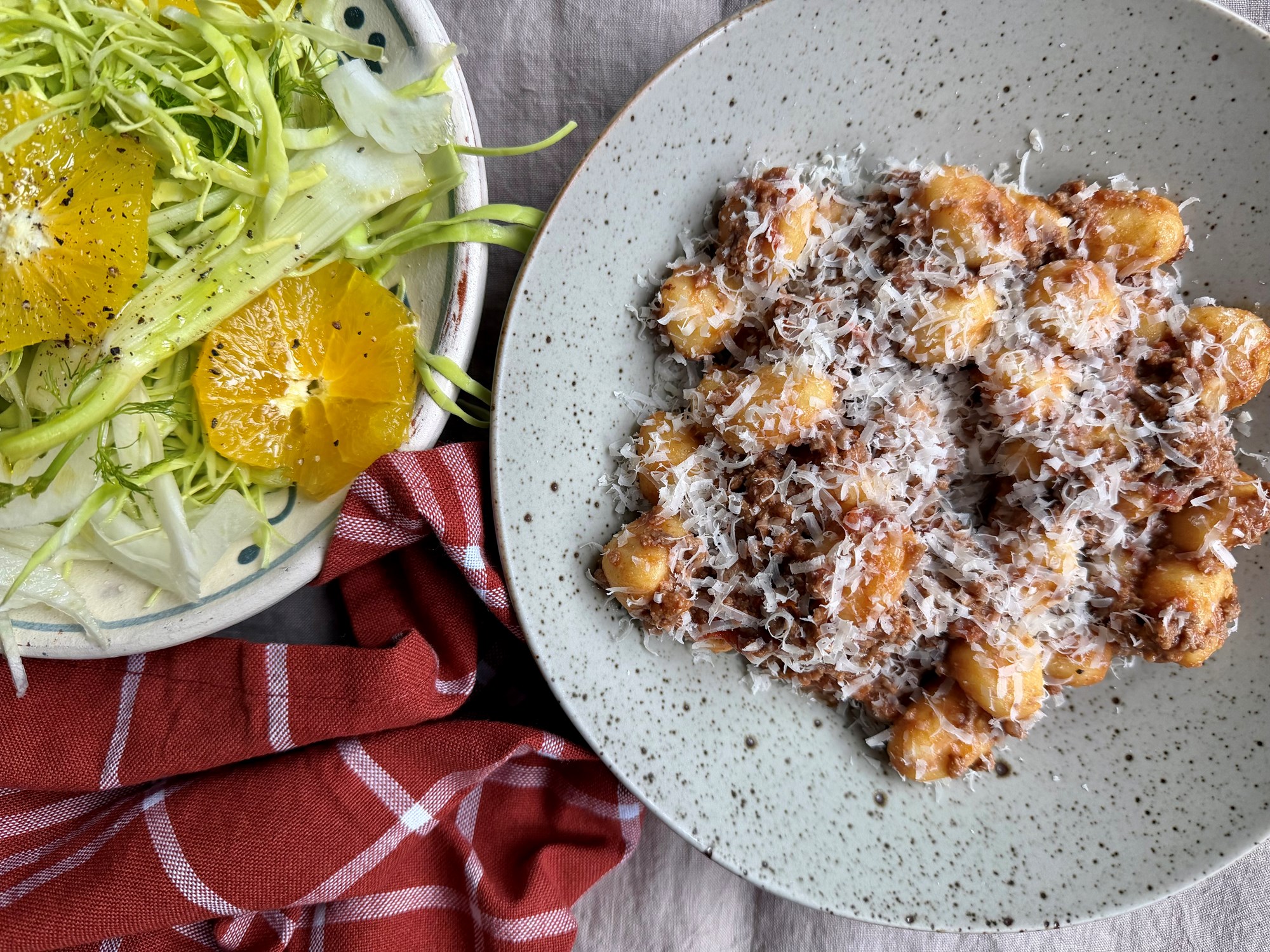 Gnocchi med oksekød, parmesan og sprød fennikelsalat med appelsin