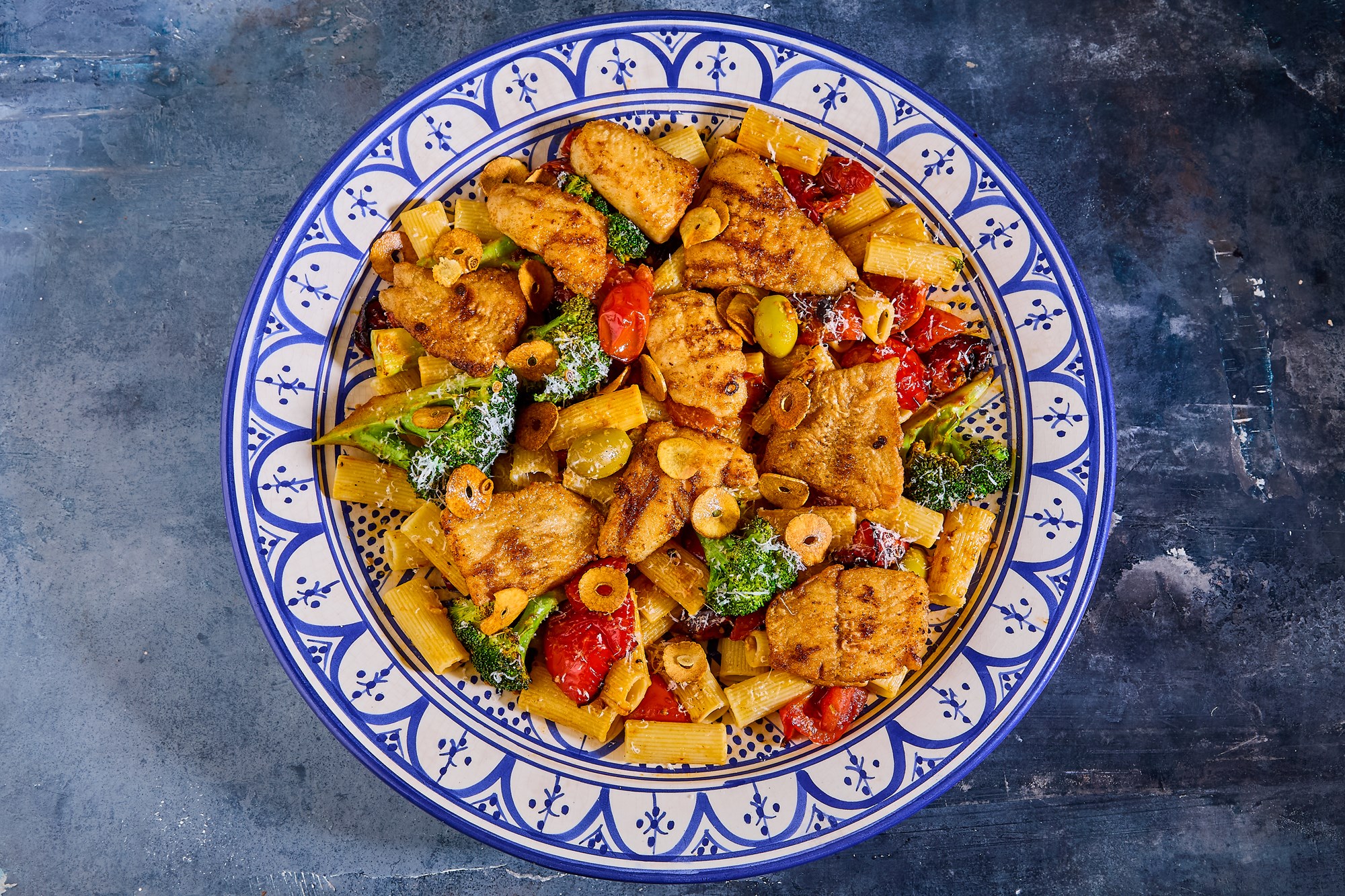 Hvidløgsstegt kuller med rigatoni, bagte tomater og broccoli