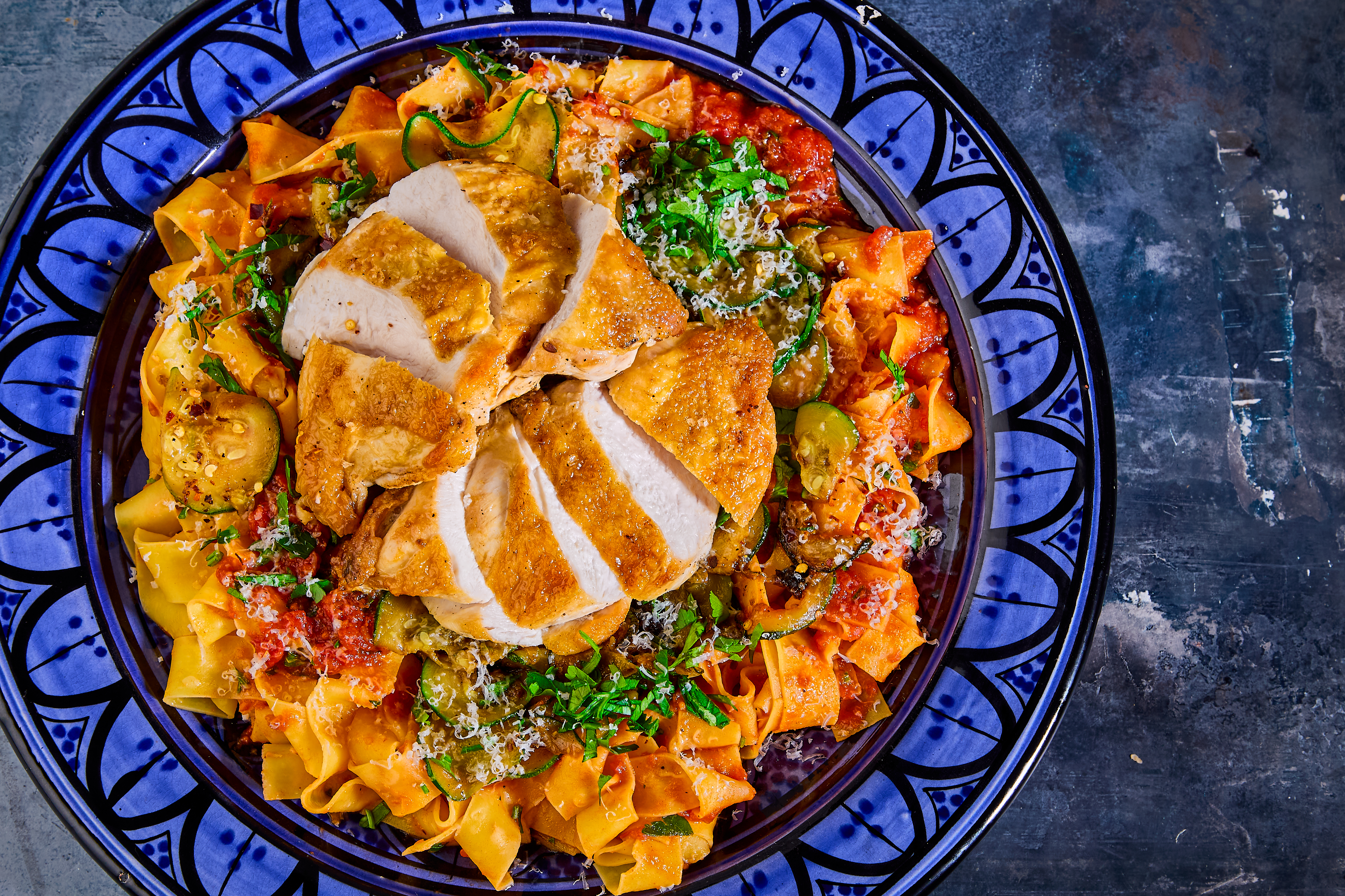 Pappardelle arrabbiata med Hopballekylling og courgetter