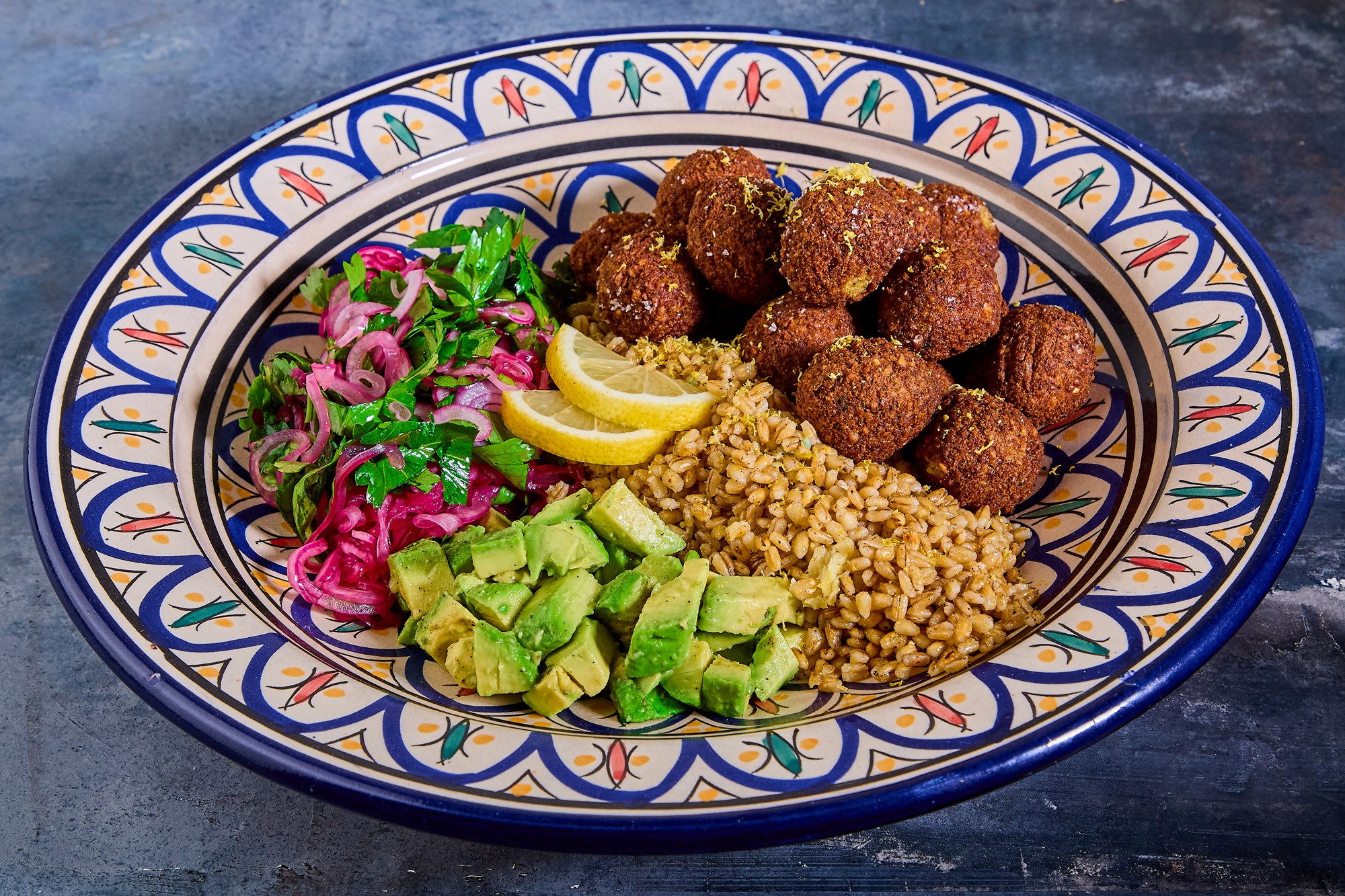 Sprødstegt falafel med varm perlebyg og avokado