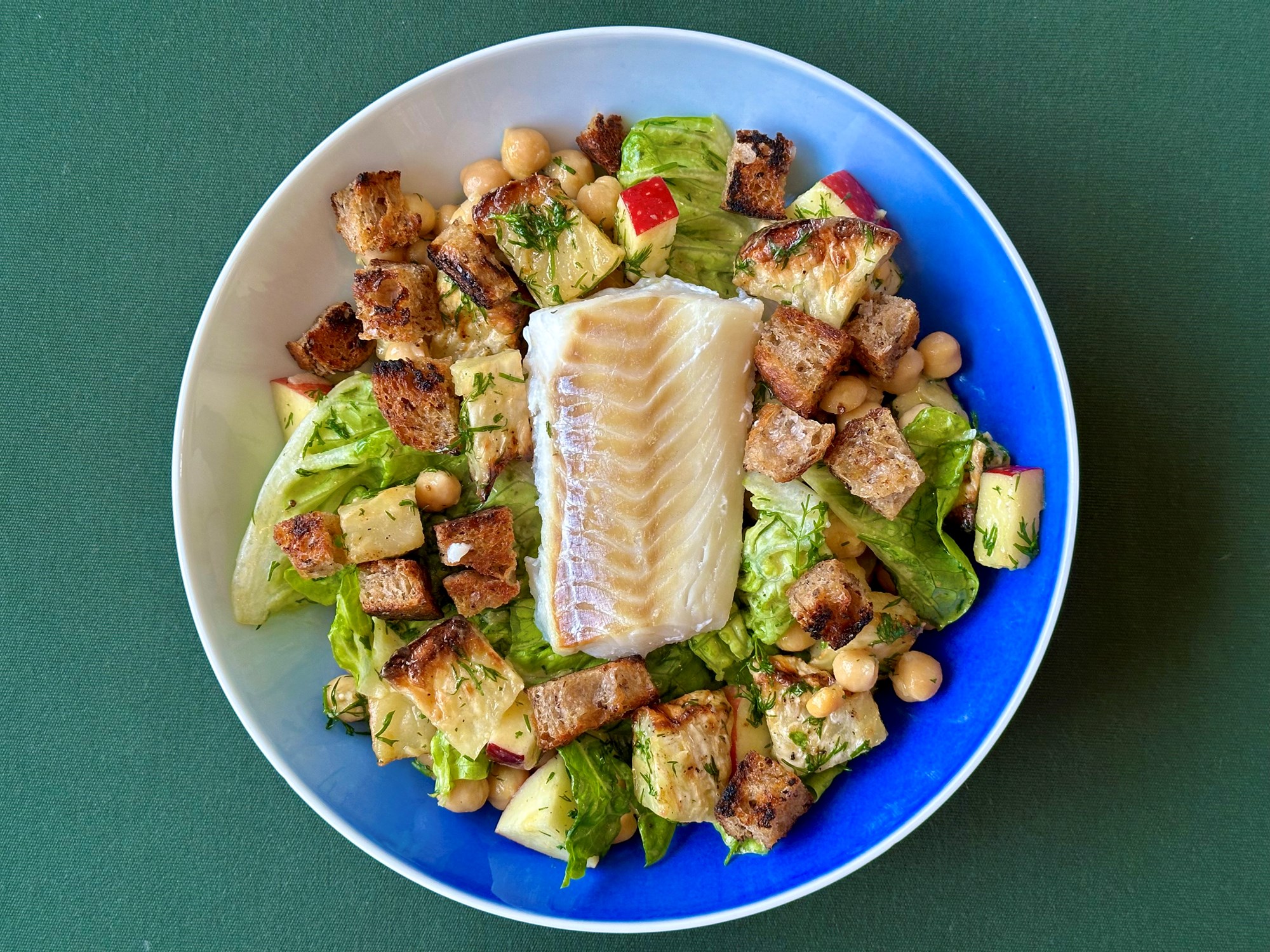 Kuller i salat med bagt selleri, dild og æble