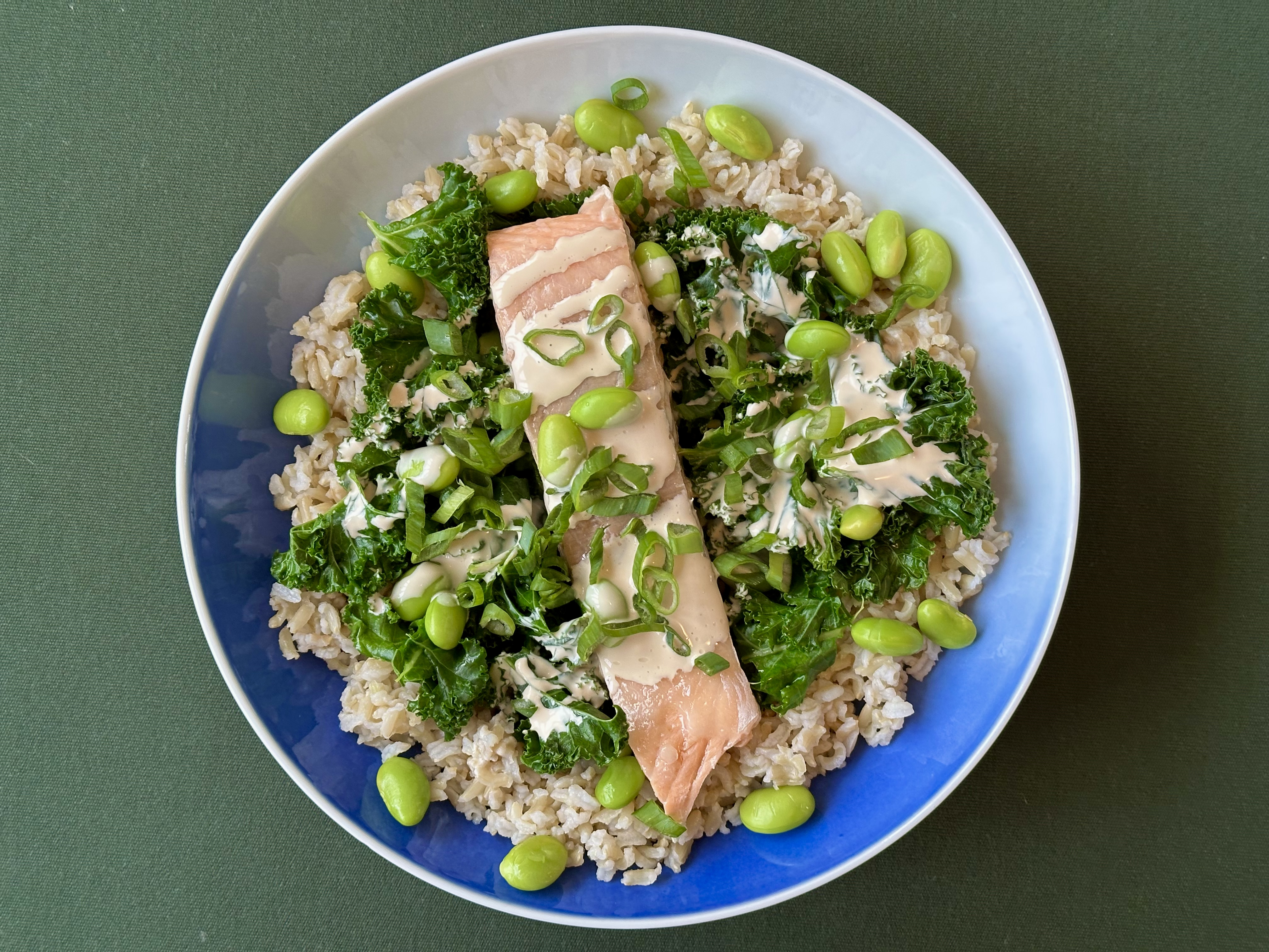 Lun bowl med laks, grønkål og edemamebønner