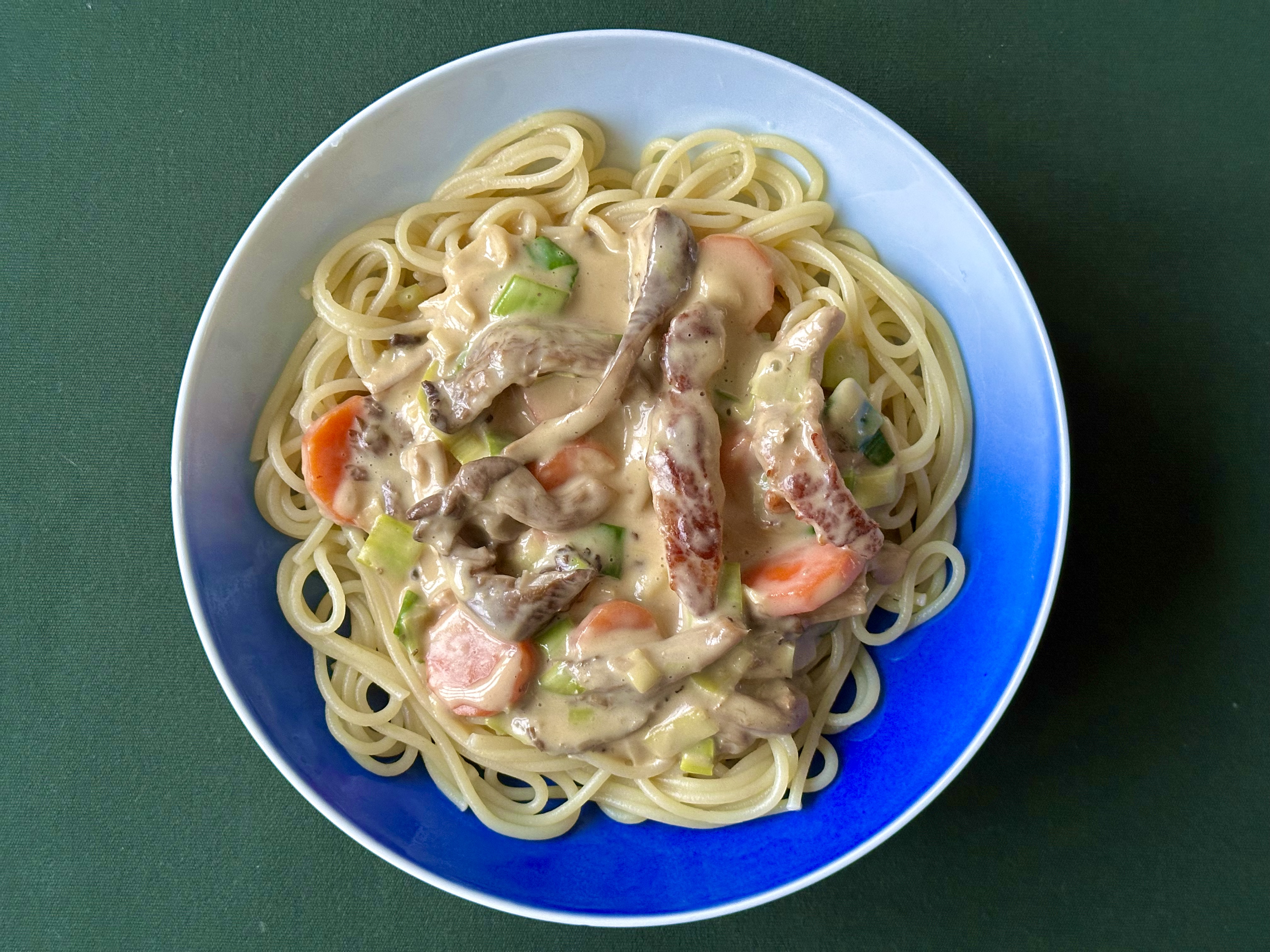 Pasta spaghetti i flødesovs med stegt gris og østershatte