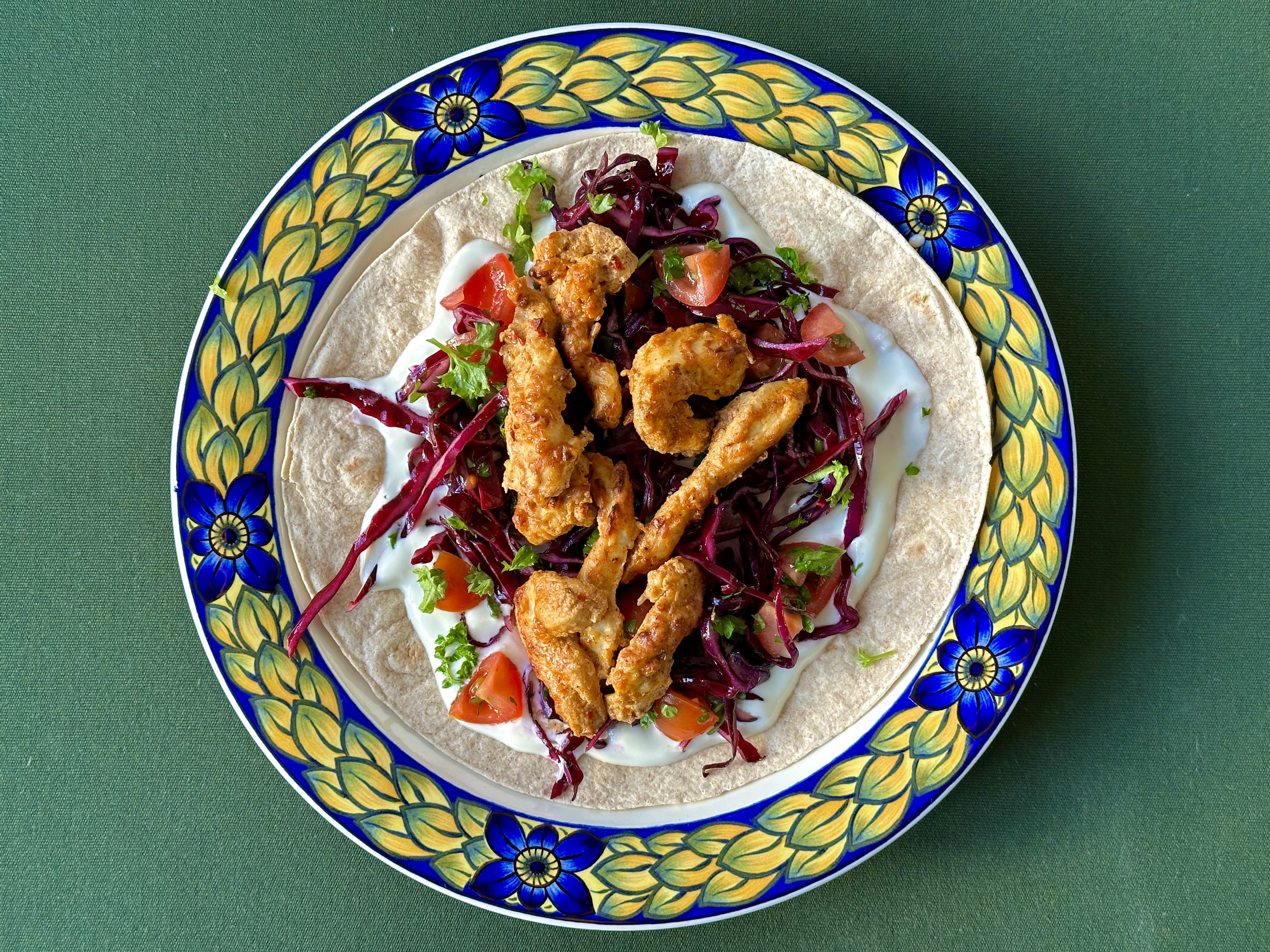 Chilikrydret kylling i fladbrød med persillerødkål og hvidløgsyoghurt