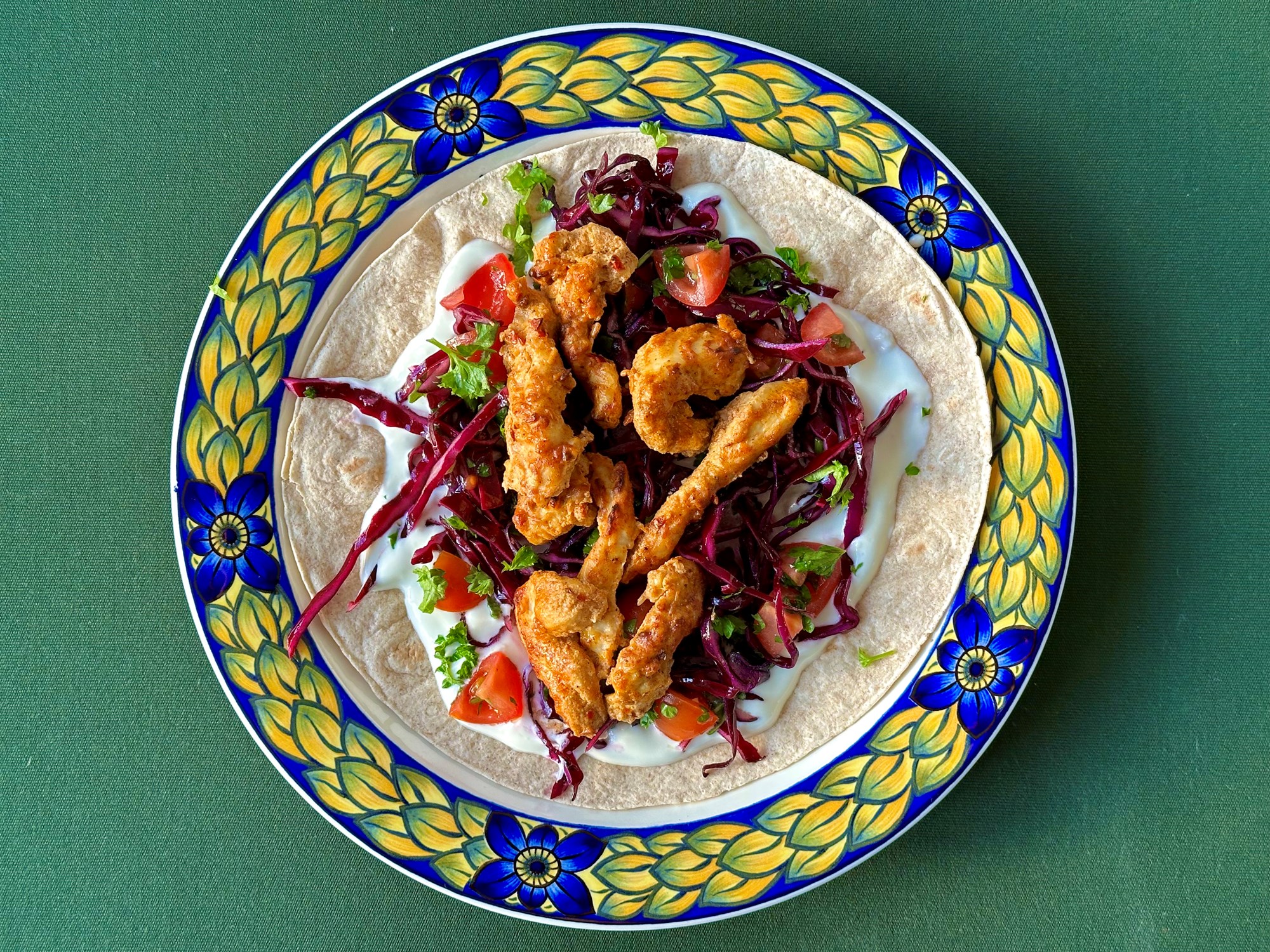 Chilikrydret kylling i fladbrød med persillerødkål og hvidløgsyoghurt