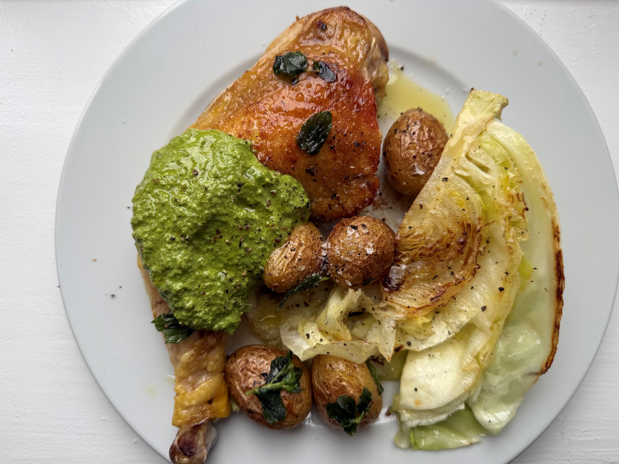 Kylling med pesto og kål