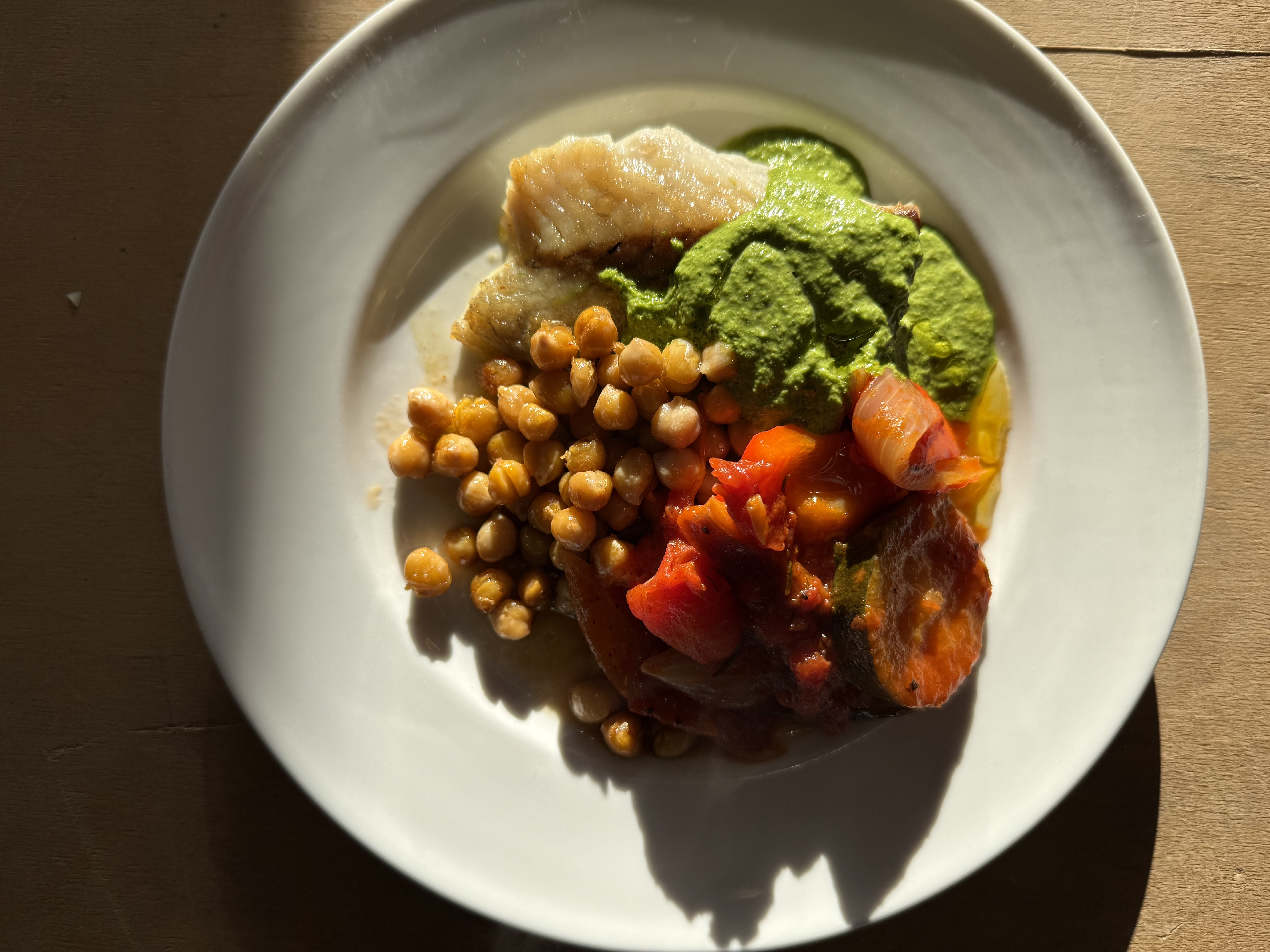 Bagt lange med ratatouille og sauce verde