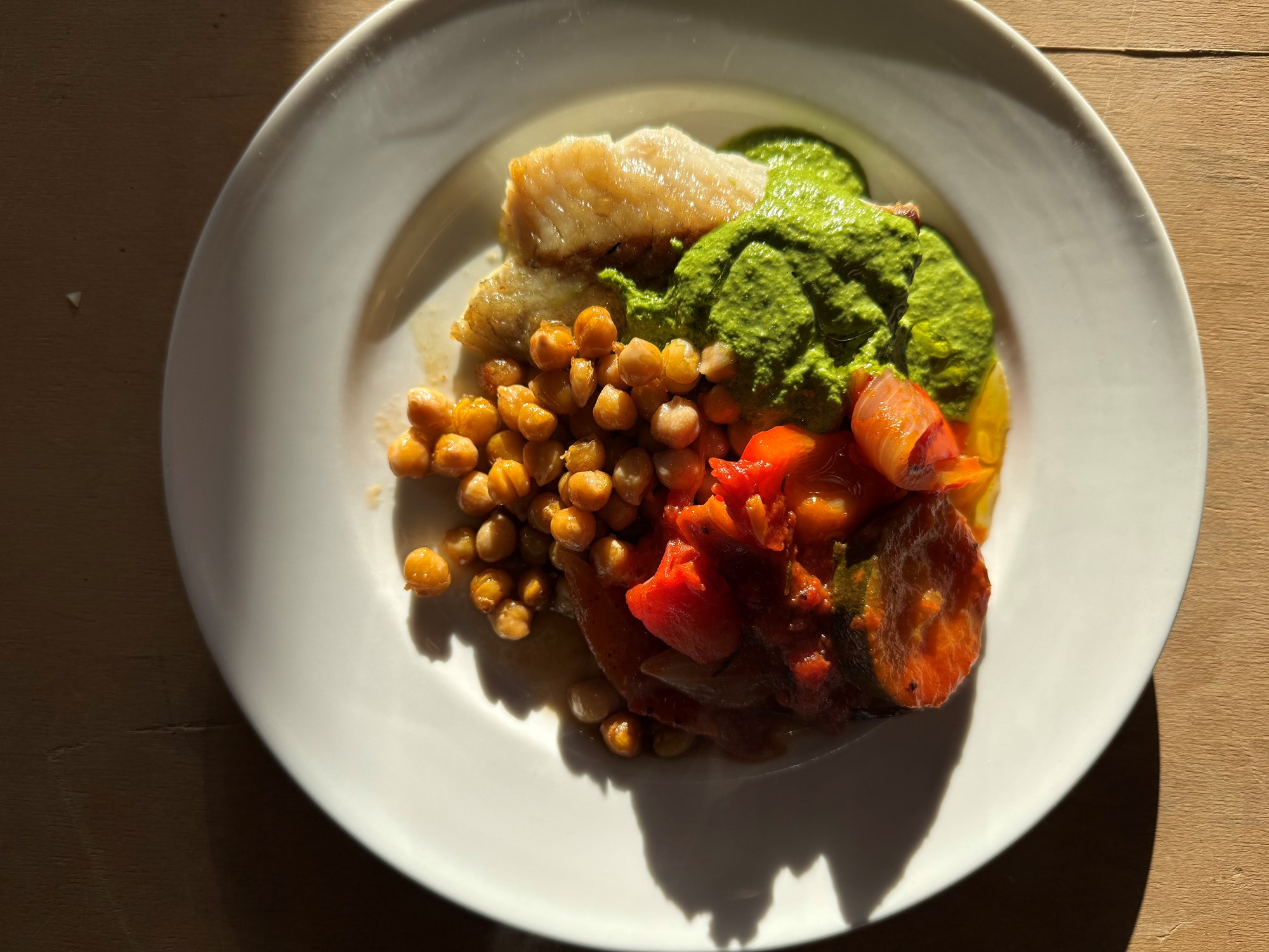 Bagt lange med ratatouille og sauce verde