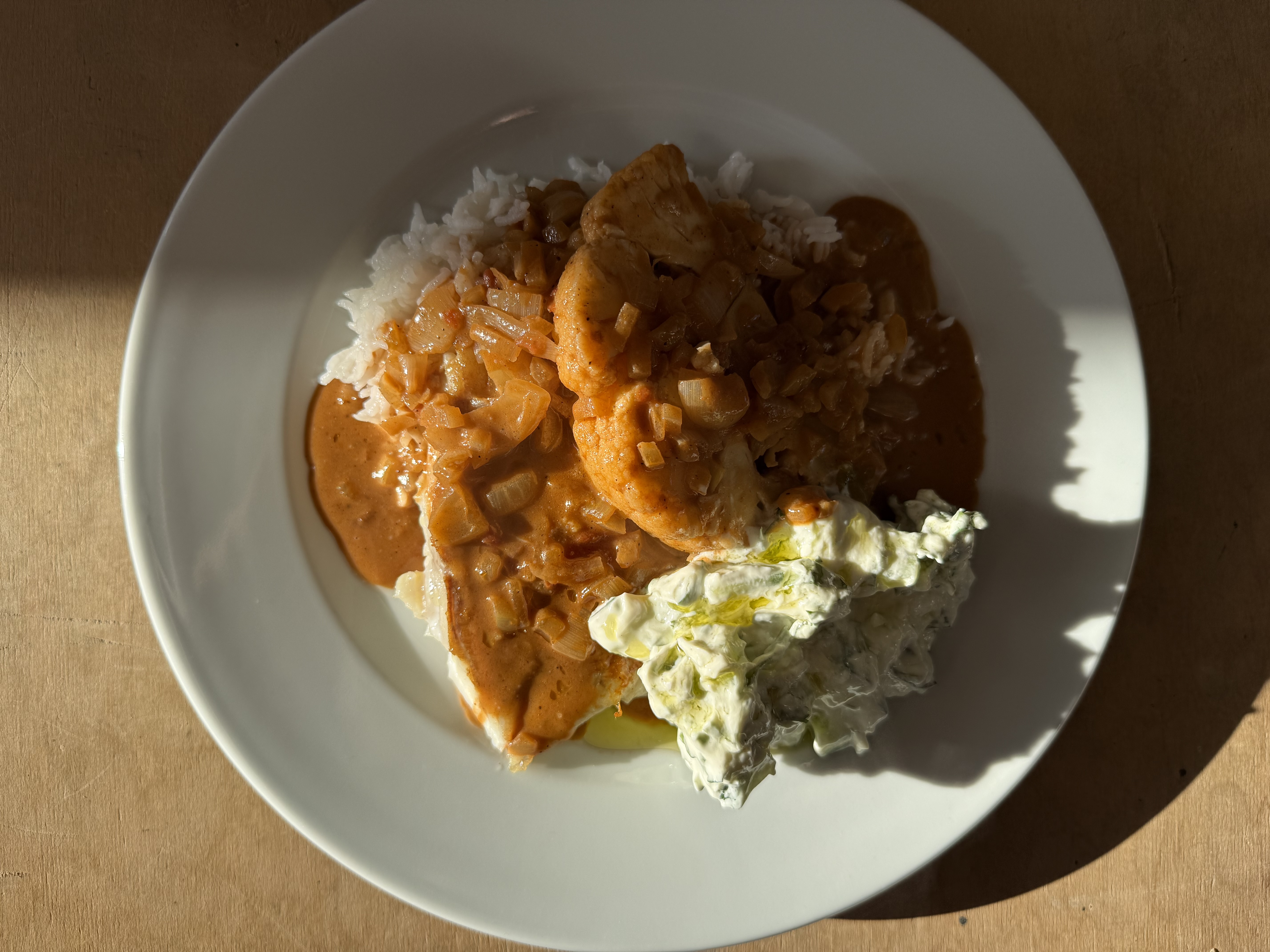 Tikka masala og agurkesalat med yoghurt