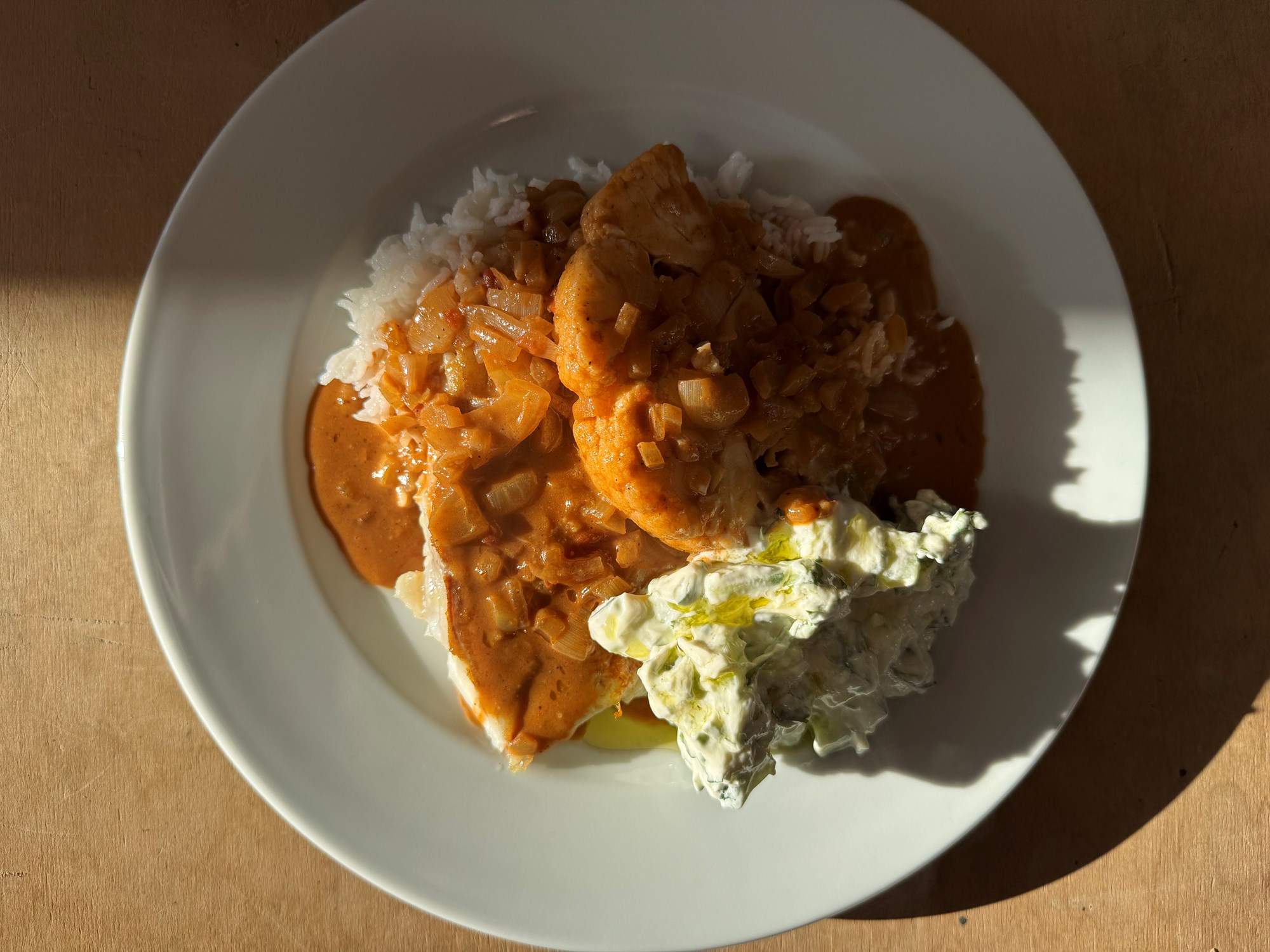 Tikka masala og agurkesalat med yoghurt