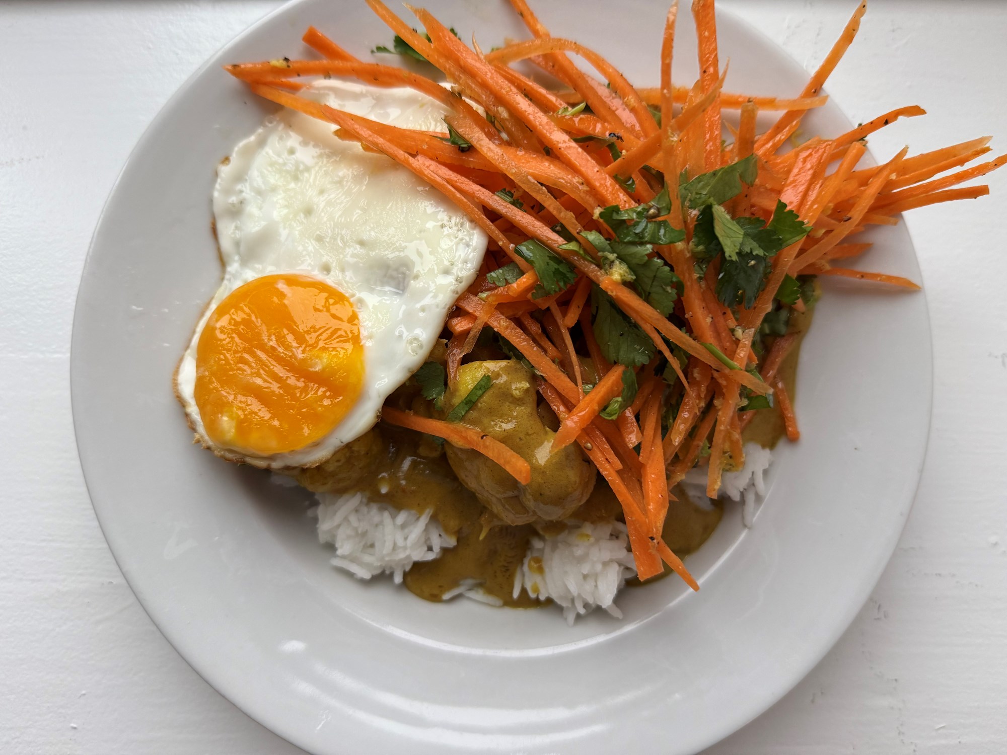 Curry med spejlæg, ris og salat