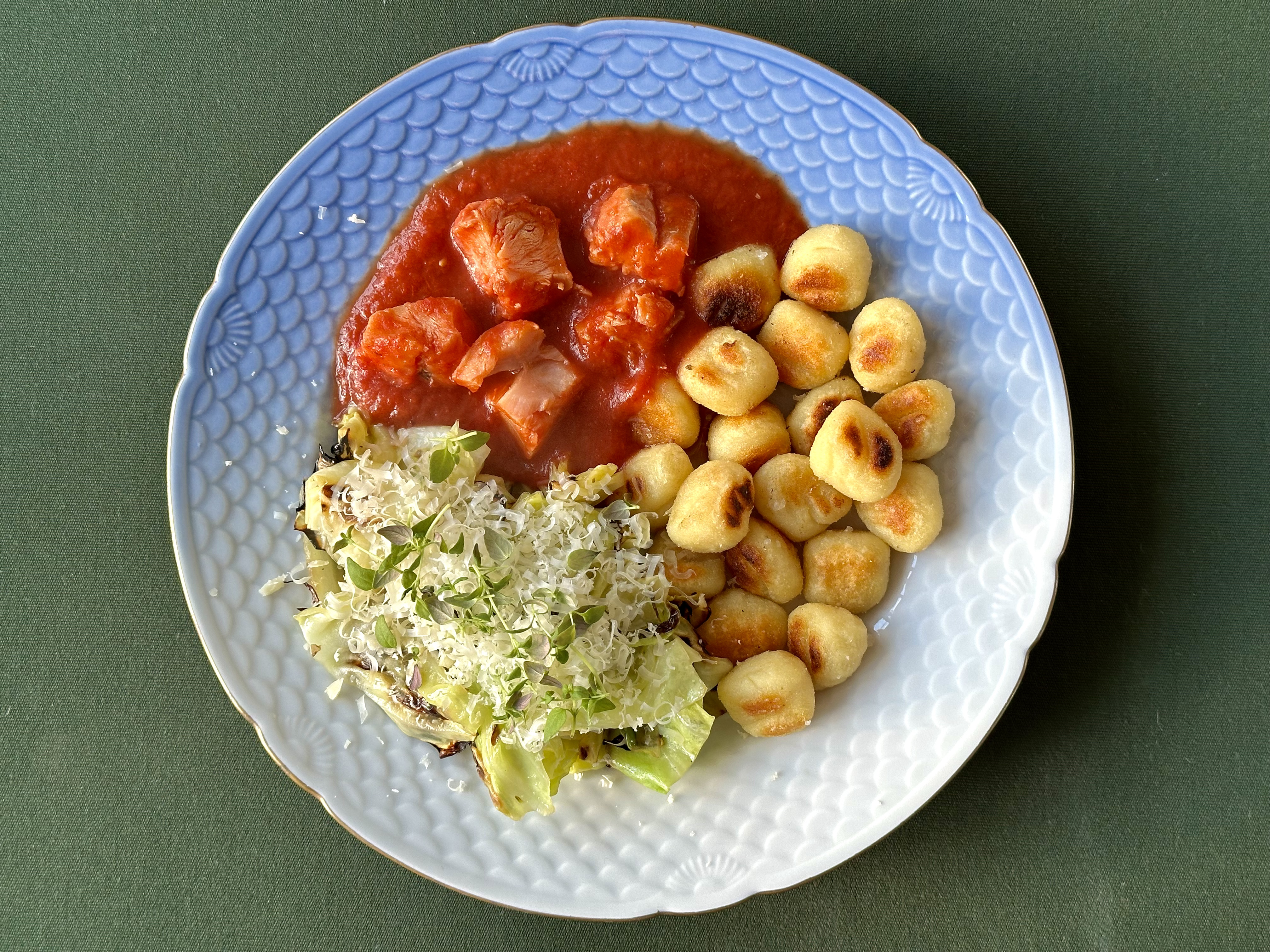 Mørksej i tomatsovs med gnocchi og stegt spidskål