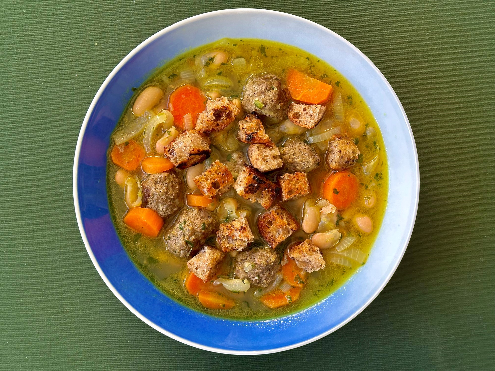 Kødbollesuppe med hvide bønner, spinat og brødcroutoner