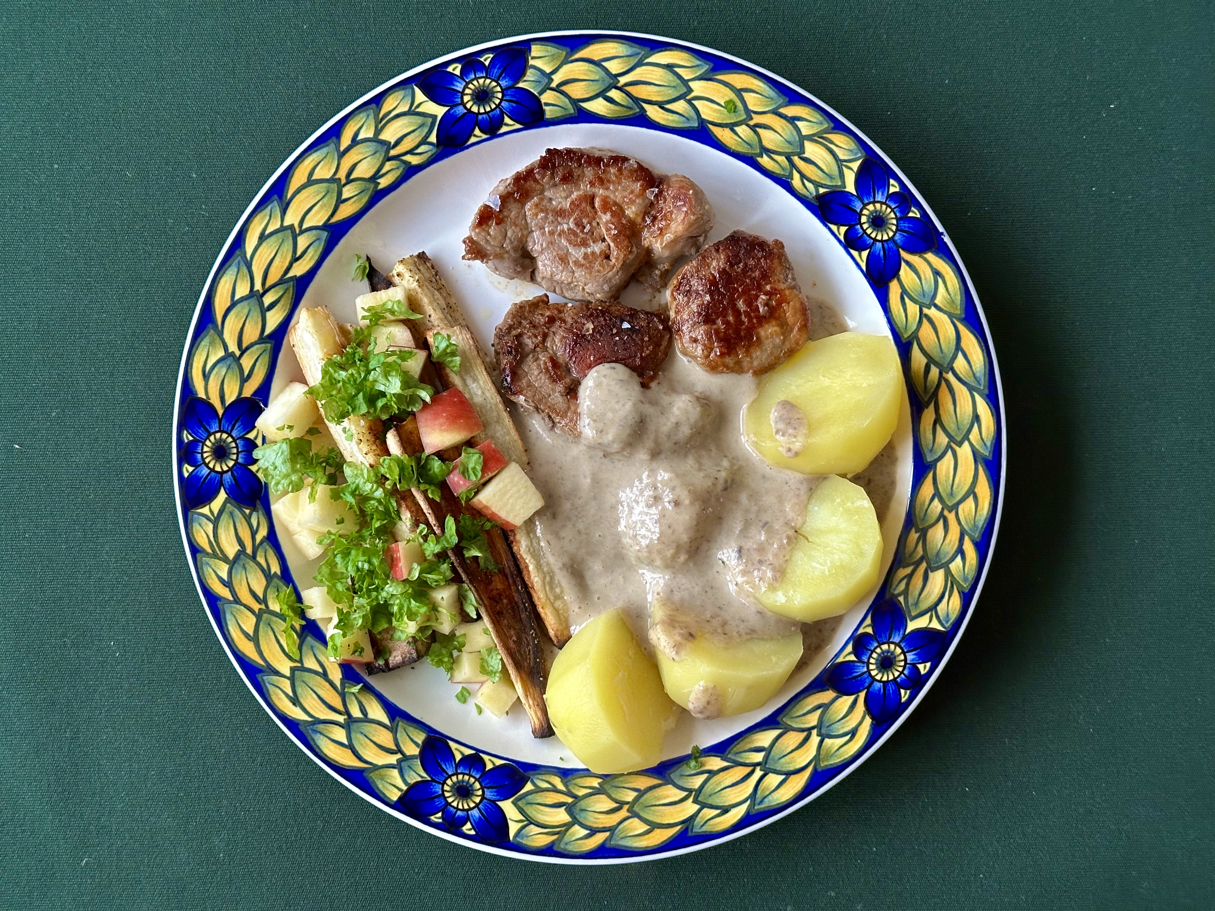 Stegt mørbrad med svampesauce og bagte persillerødder