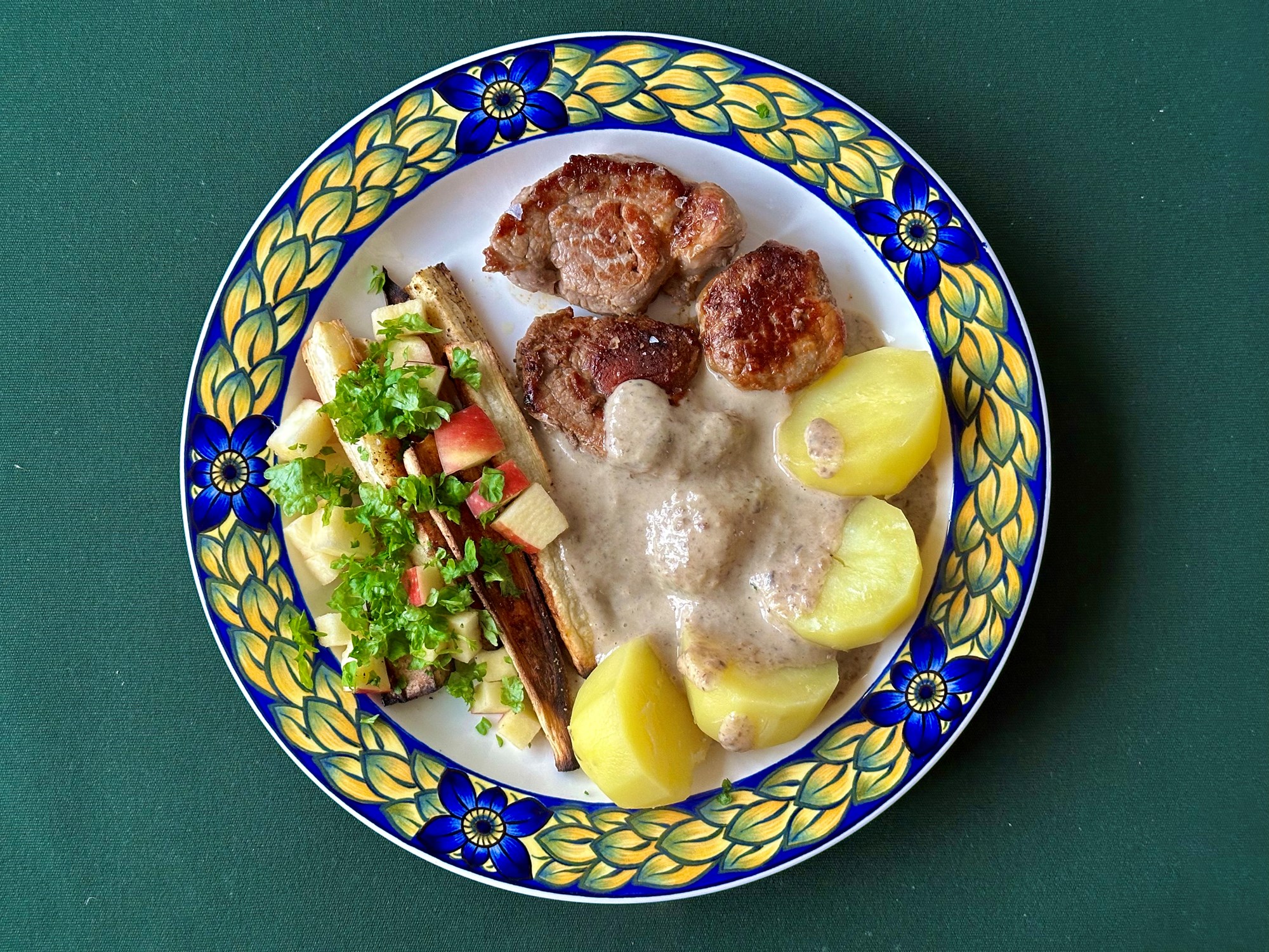 Stegt filet a la mørbrad med svampesauce og bagte persillerødder