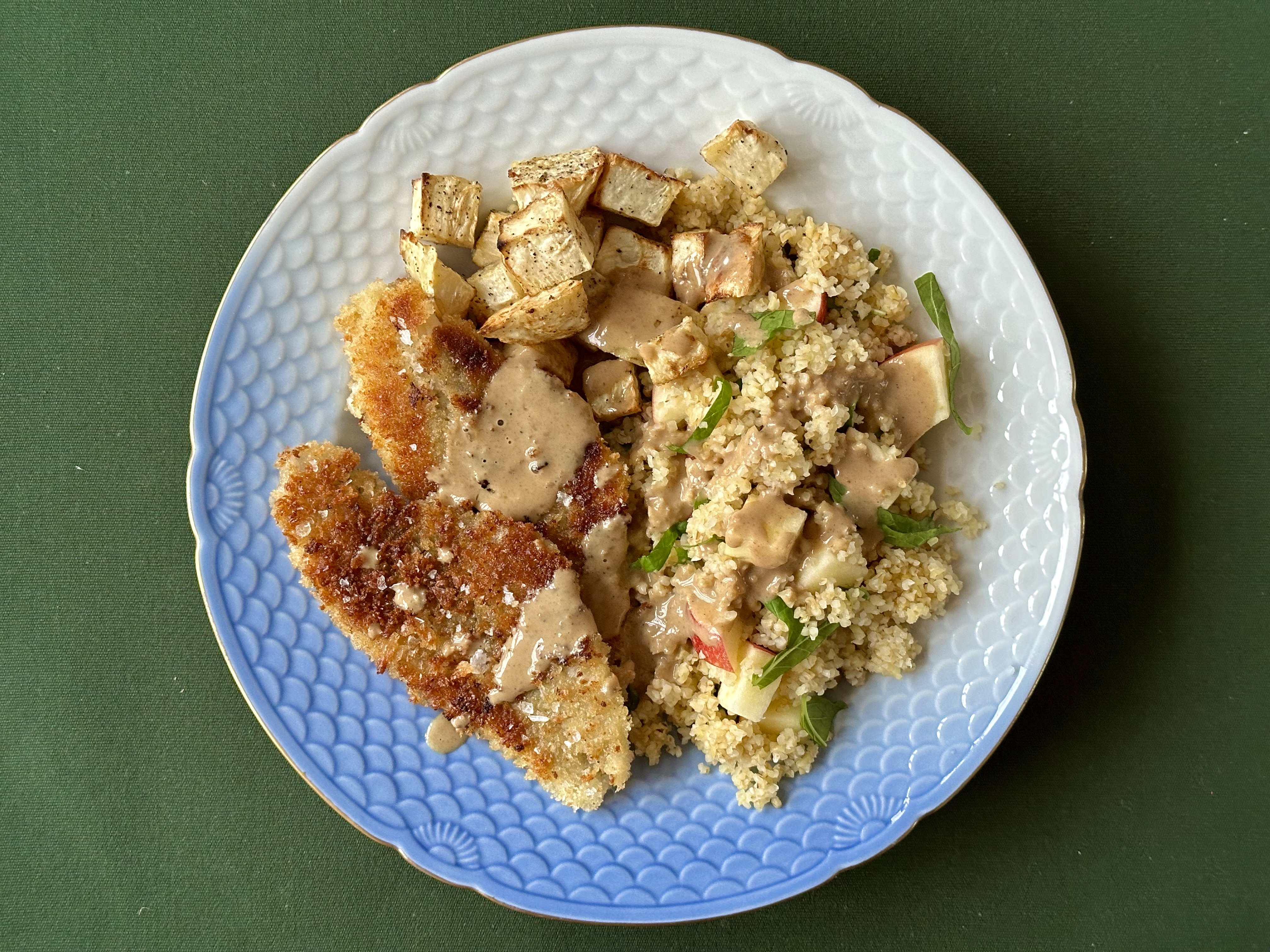 Paneret kulmulefilet med tahin og mør knoldselleri