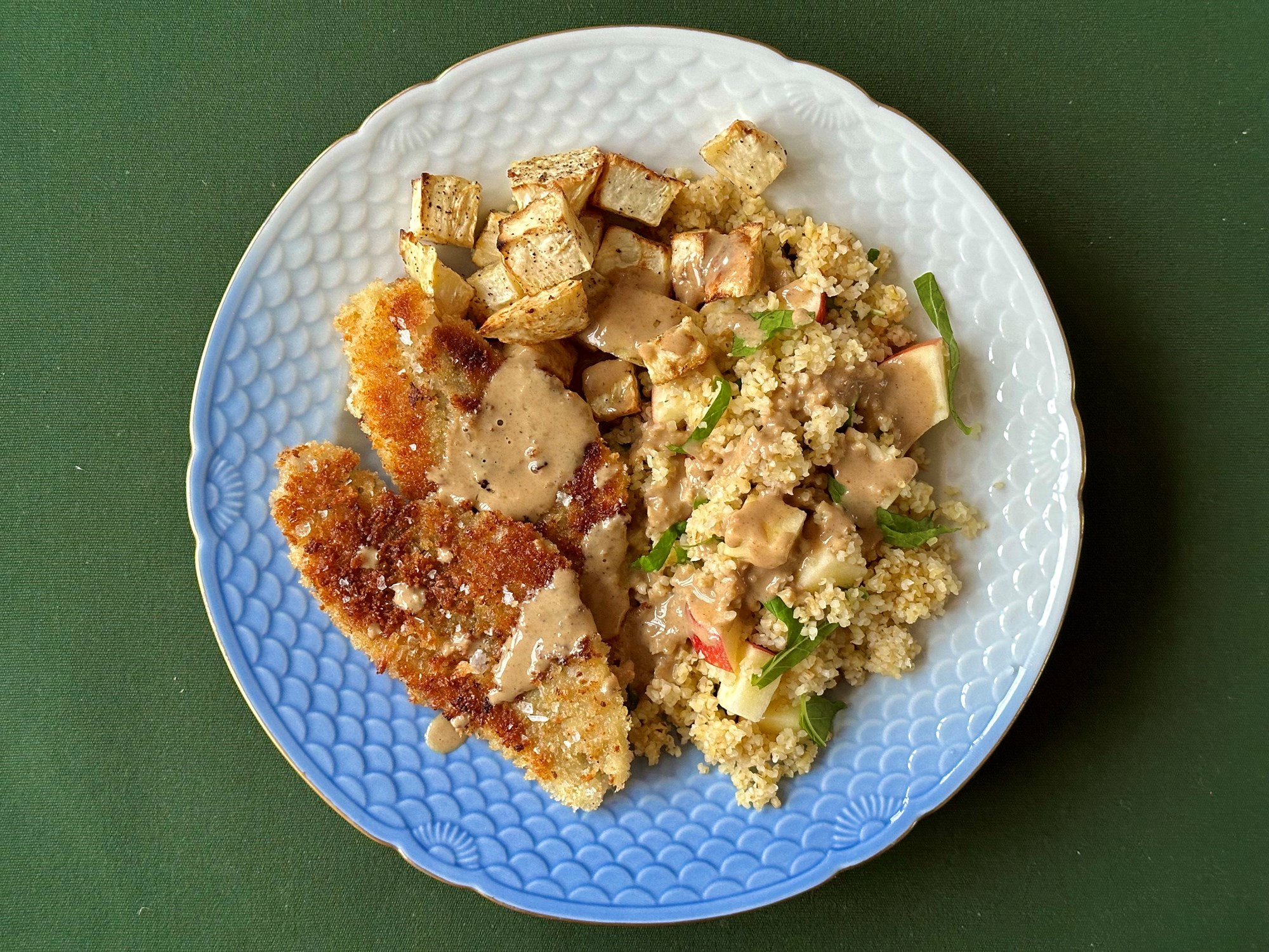 Paneret kulmulefilet med tahin og mør knoldselleri