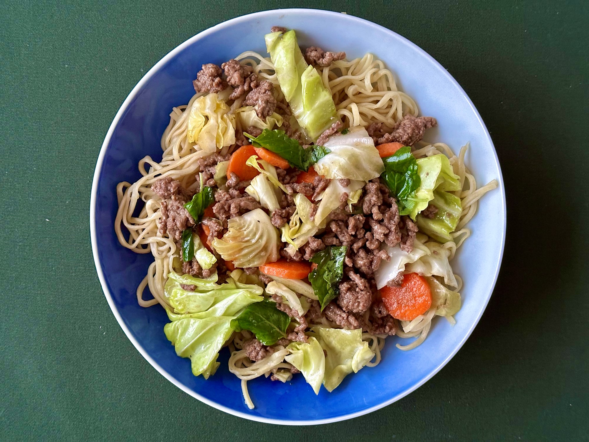 Stegt gris i thaiinspireretsalat med spidskål og holy basil