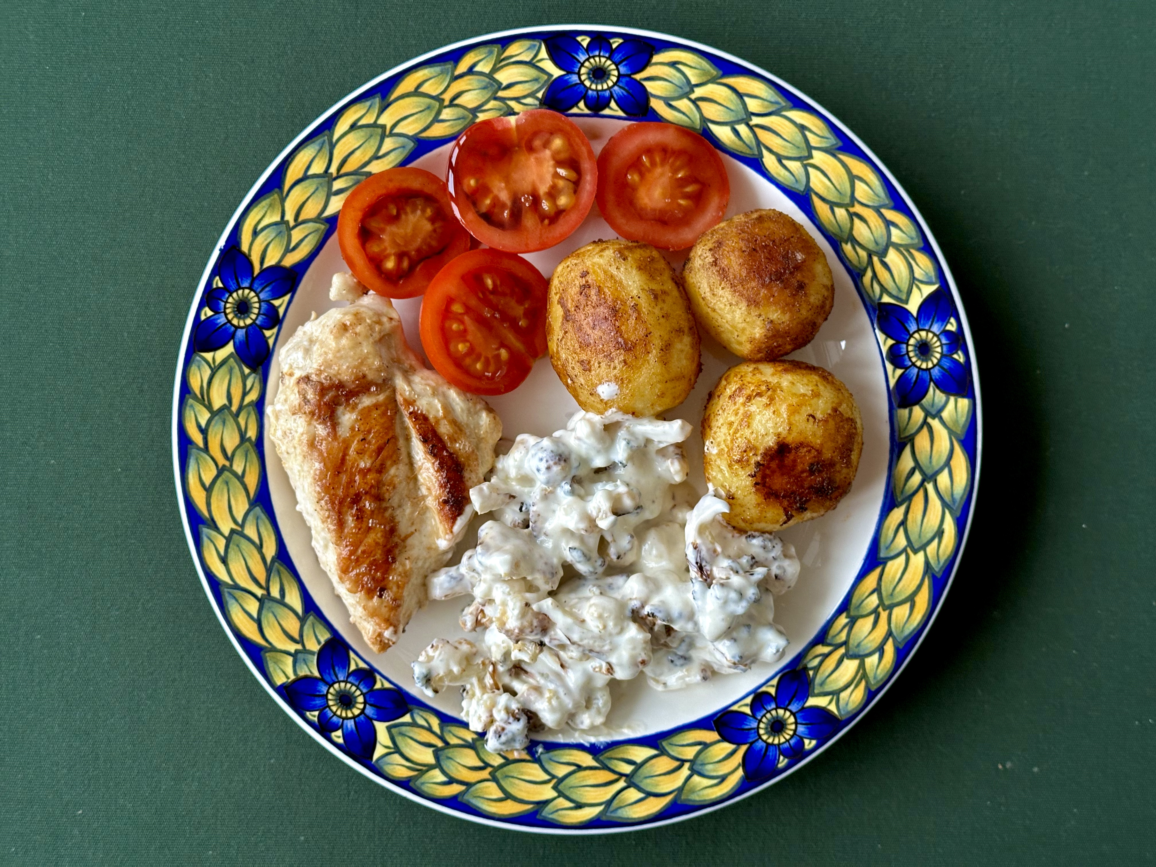 Stegt kyllingebryst med tzatziki på grillet blomkål
