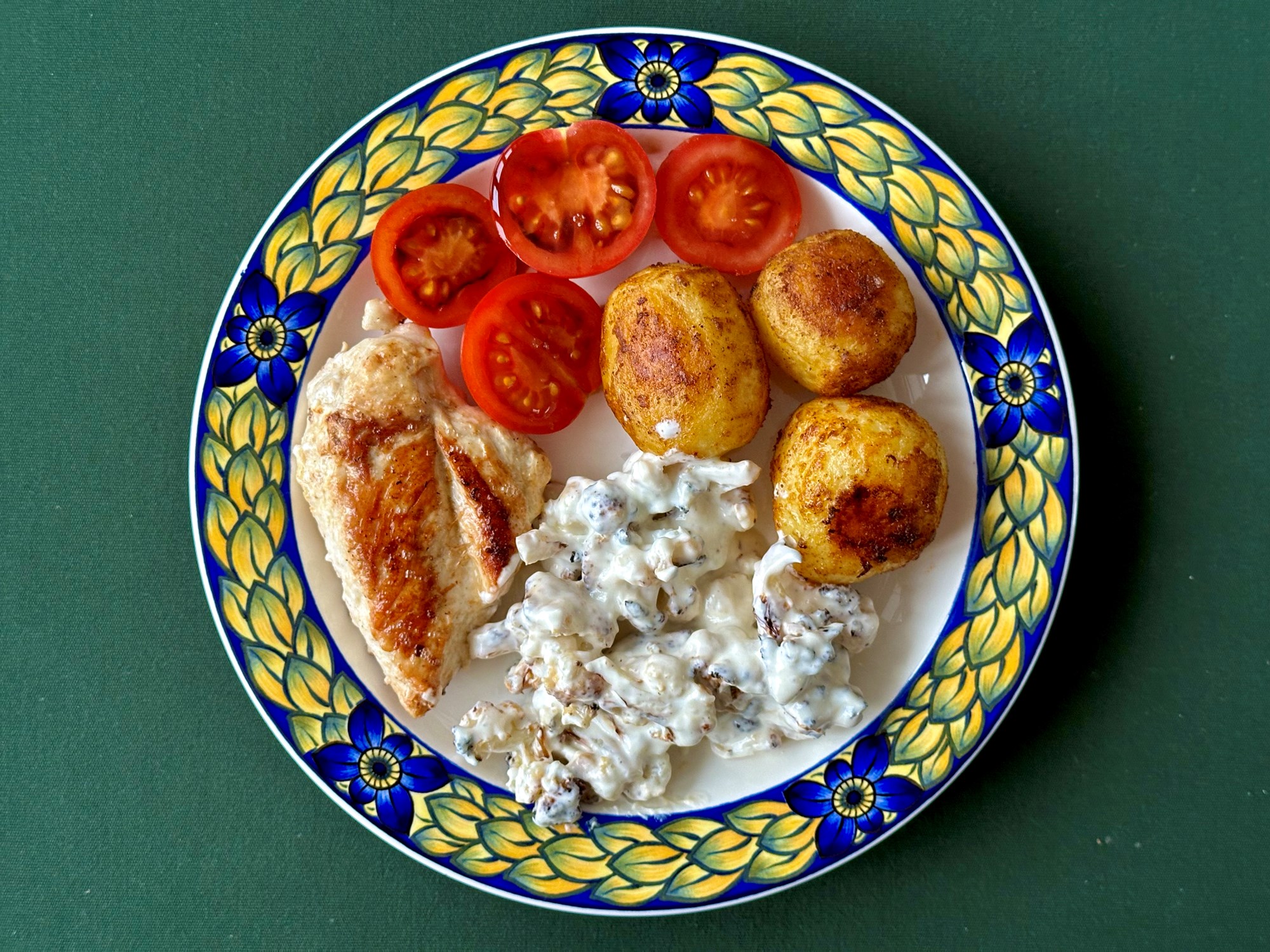 Stegt kyllingebryst med tzatziki på grillet blomkål