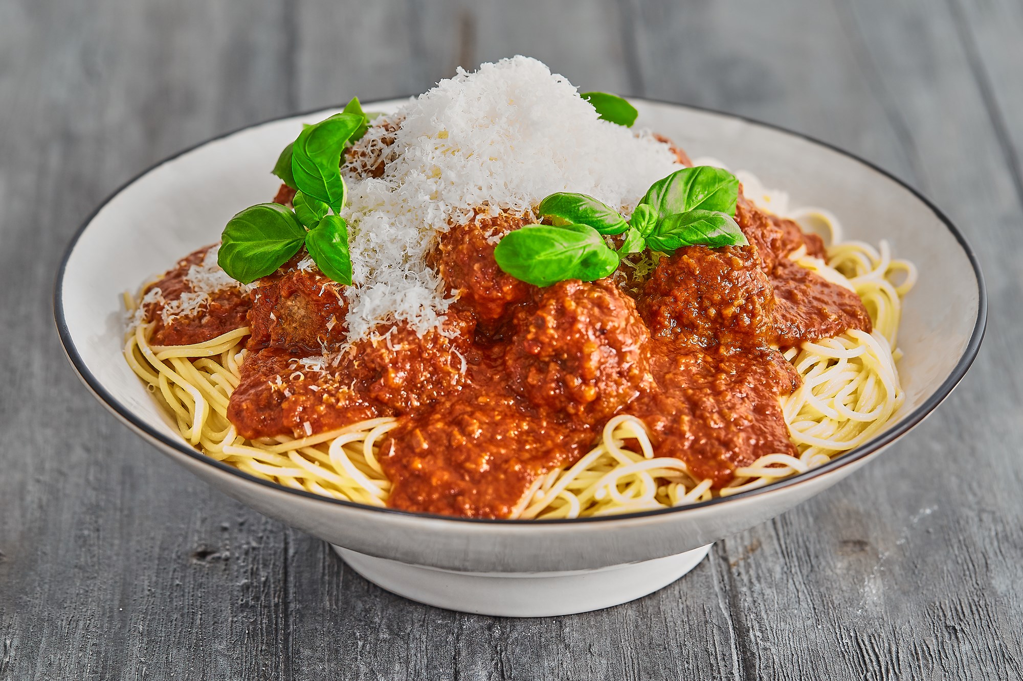 Budget HEAT: Kødboller i tomat med spaghetti, basilikum og parmesan