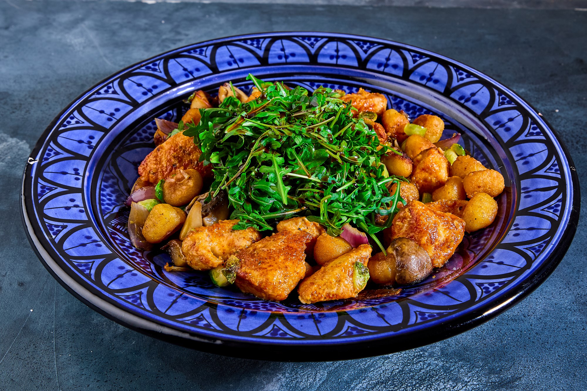 Kylling, gnocchi, svampe og rucola