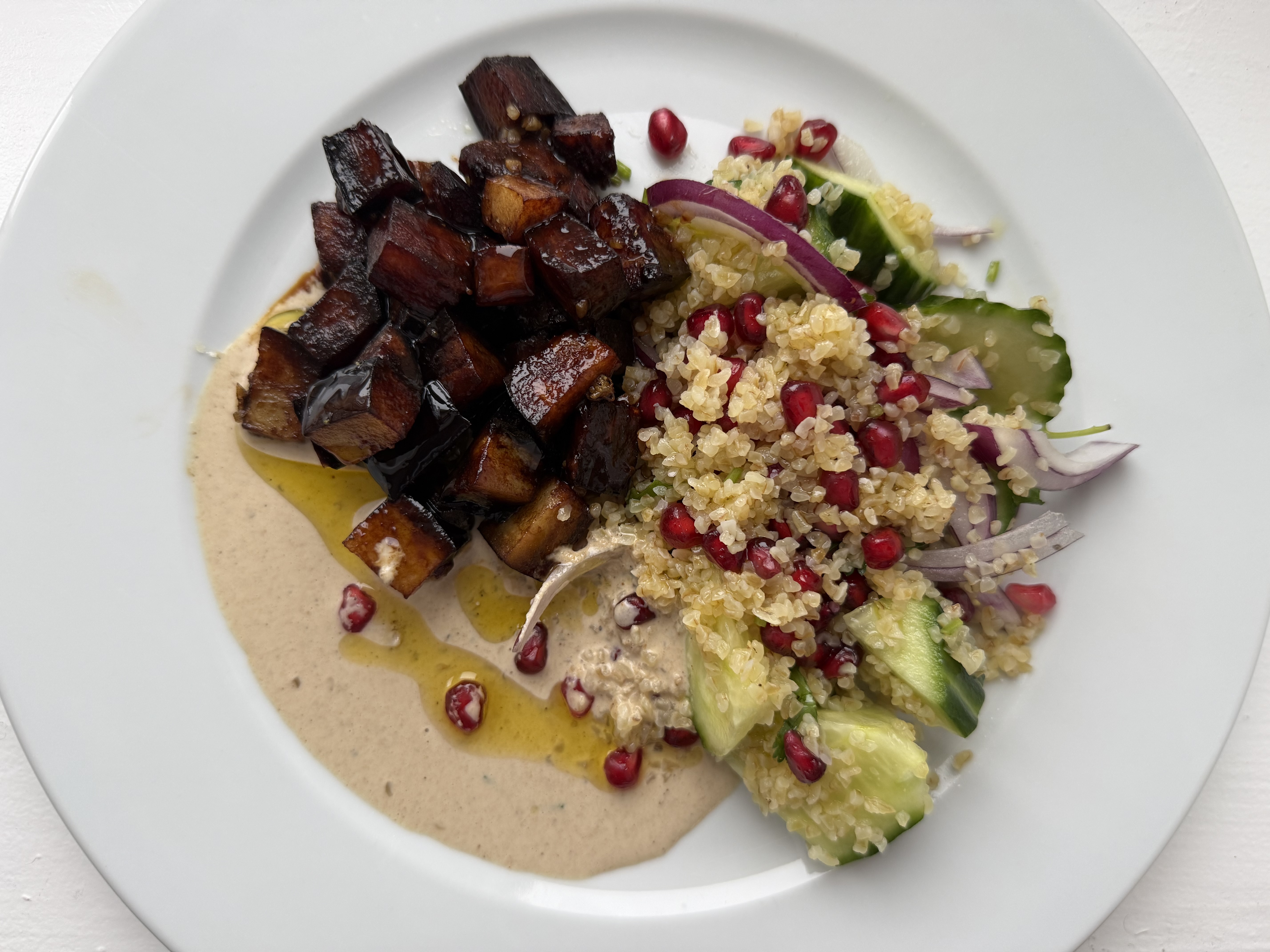 Aubergine med miso og bulgursalat