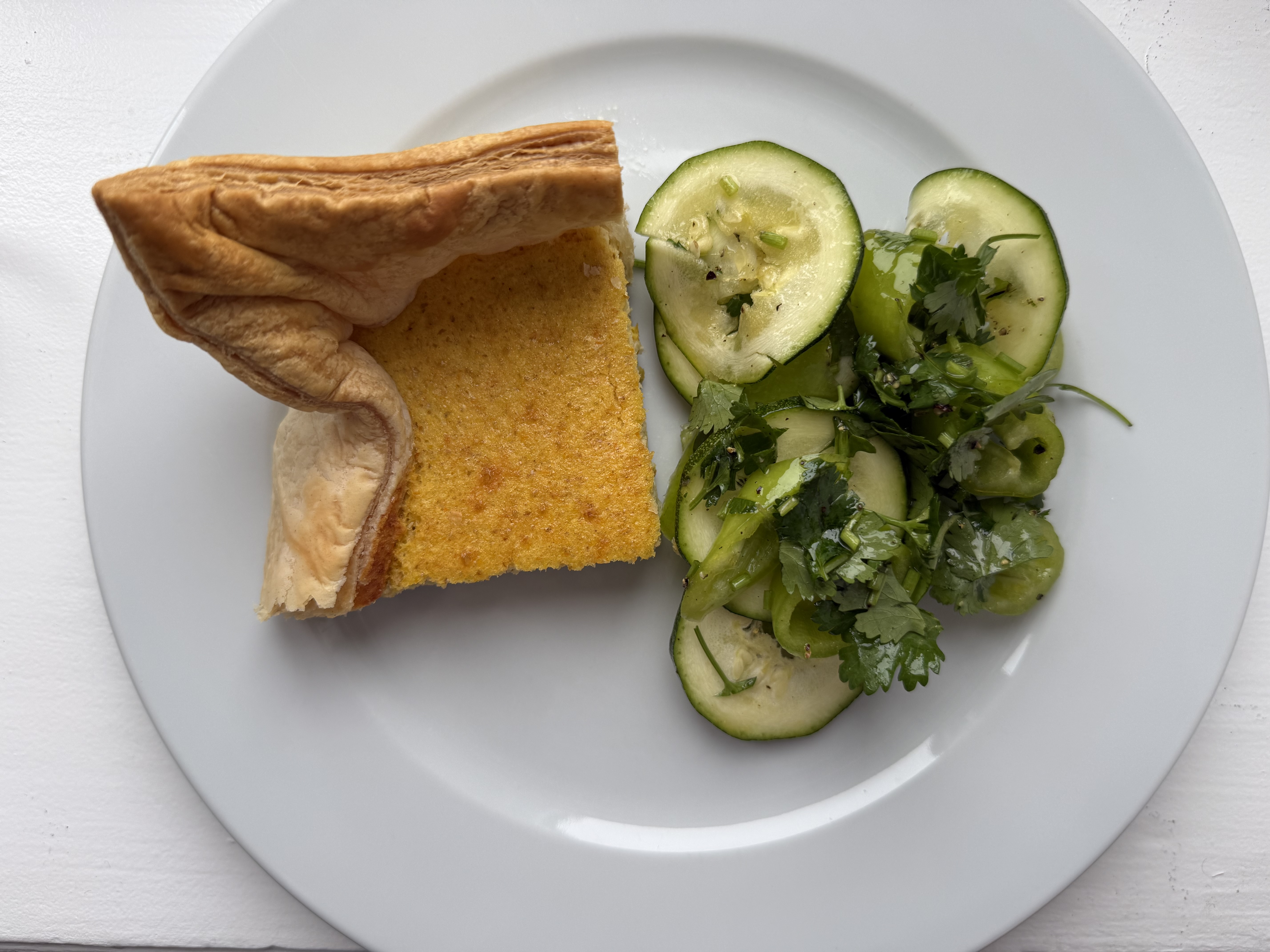 Rod-tærte med grøn peberfrugtsalat