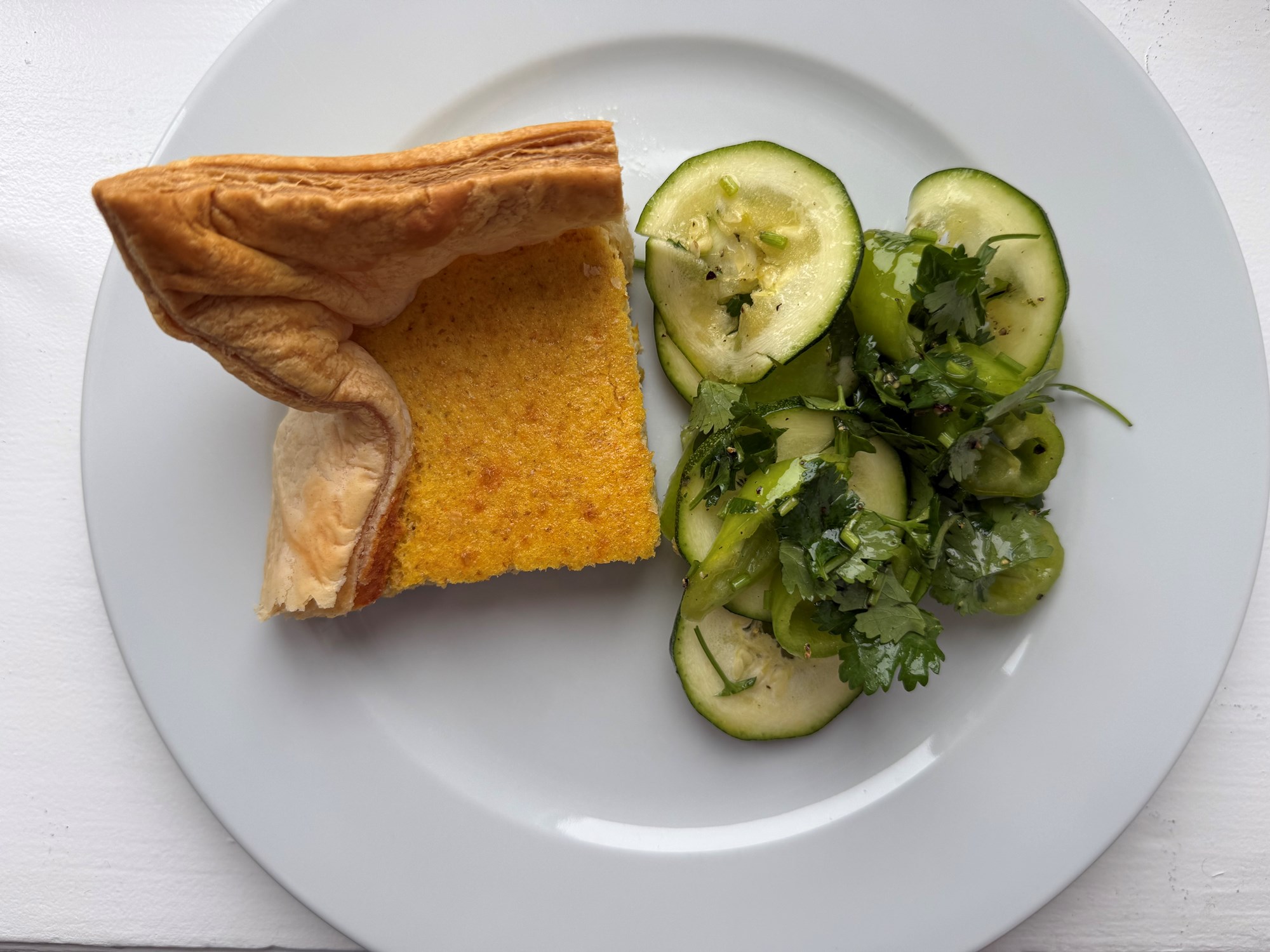 Rod-tærte med grøn peberfrugtsalat