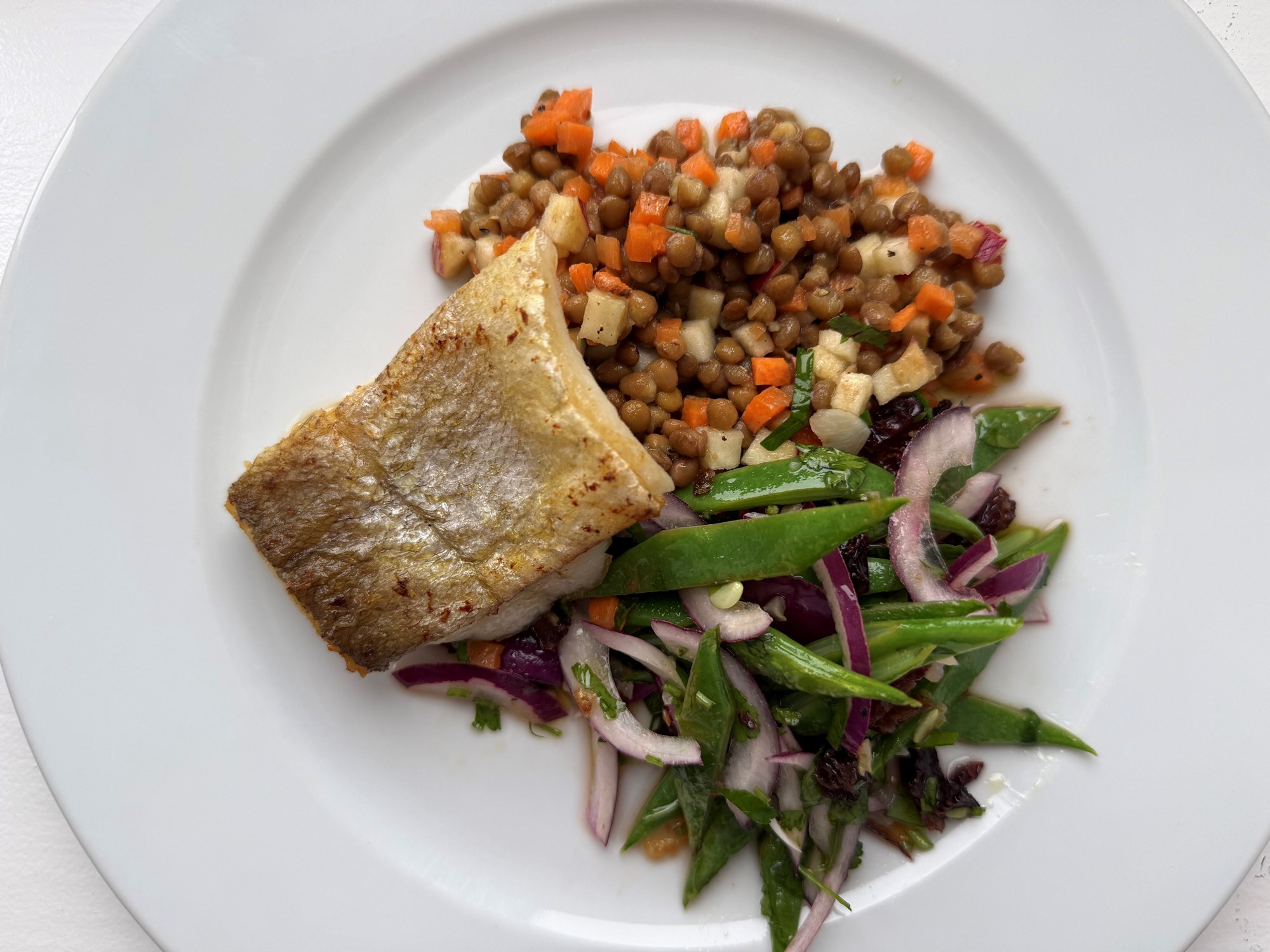 Bagt lyssej med linser, grøn bønnesalat og rosinvinaigrette