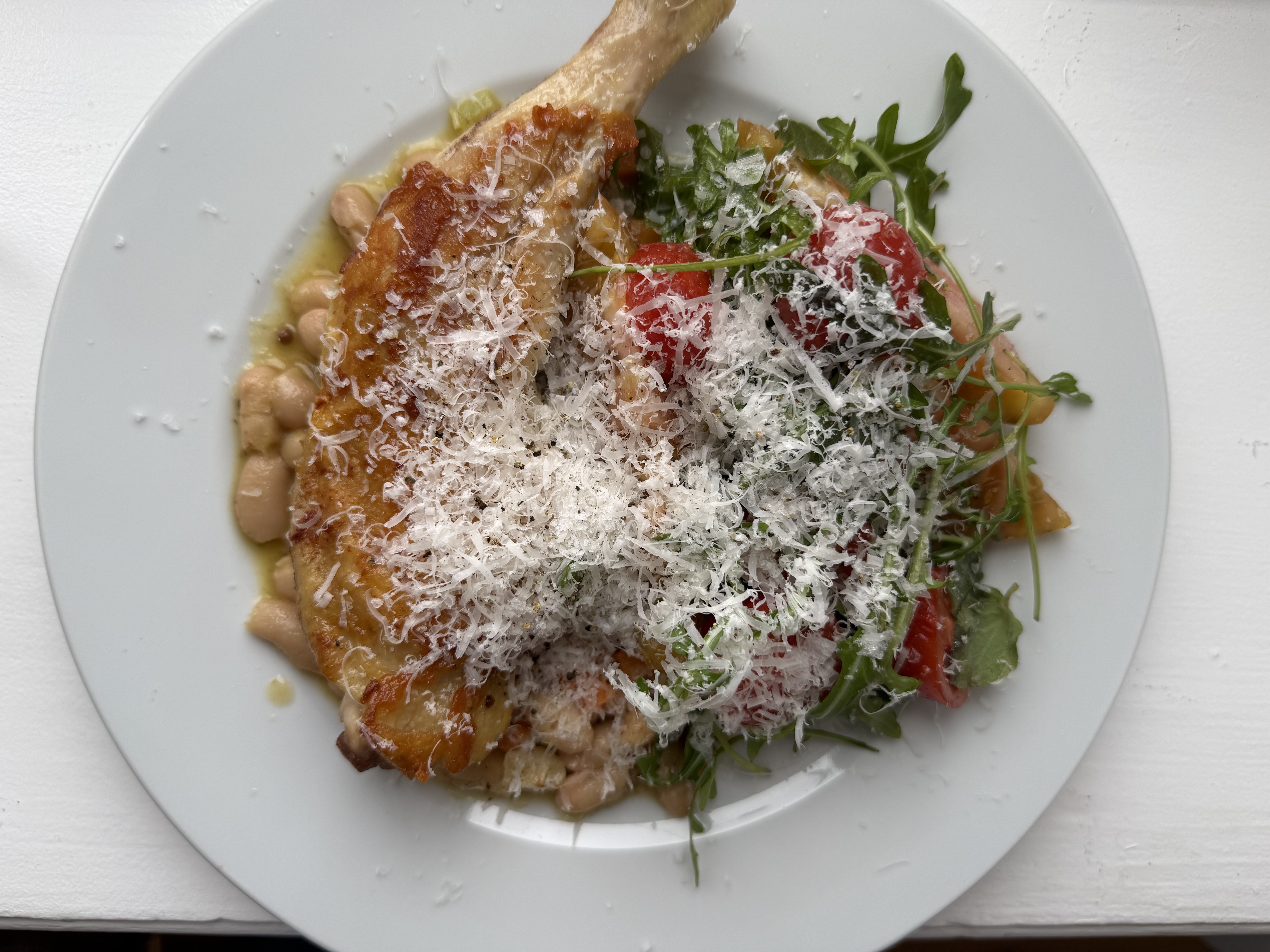 Stegte kyllingelår med bønner og tomatsalat