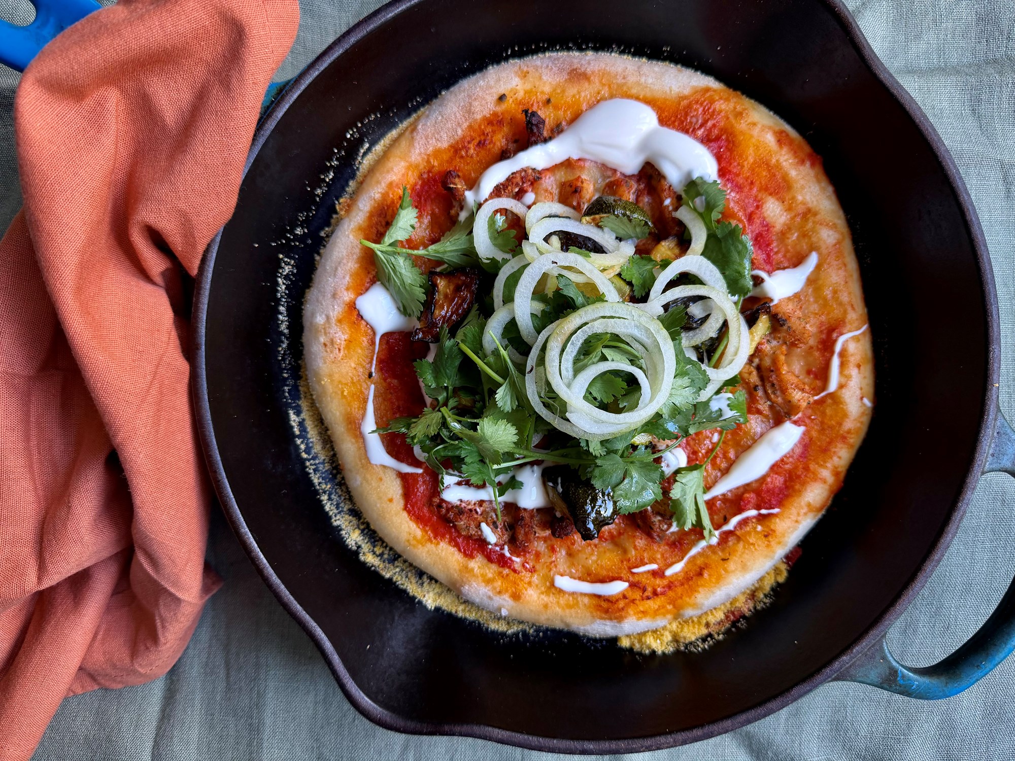 Mexistyle deeppan pizza med spicy gris og cremefraiche