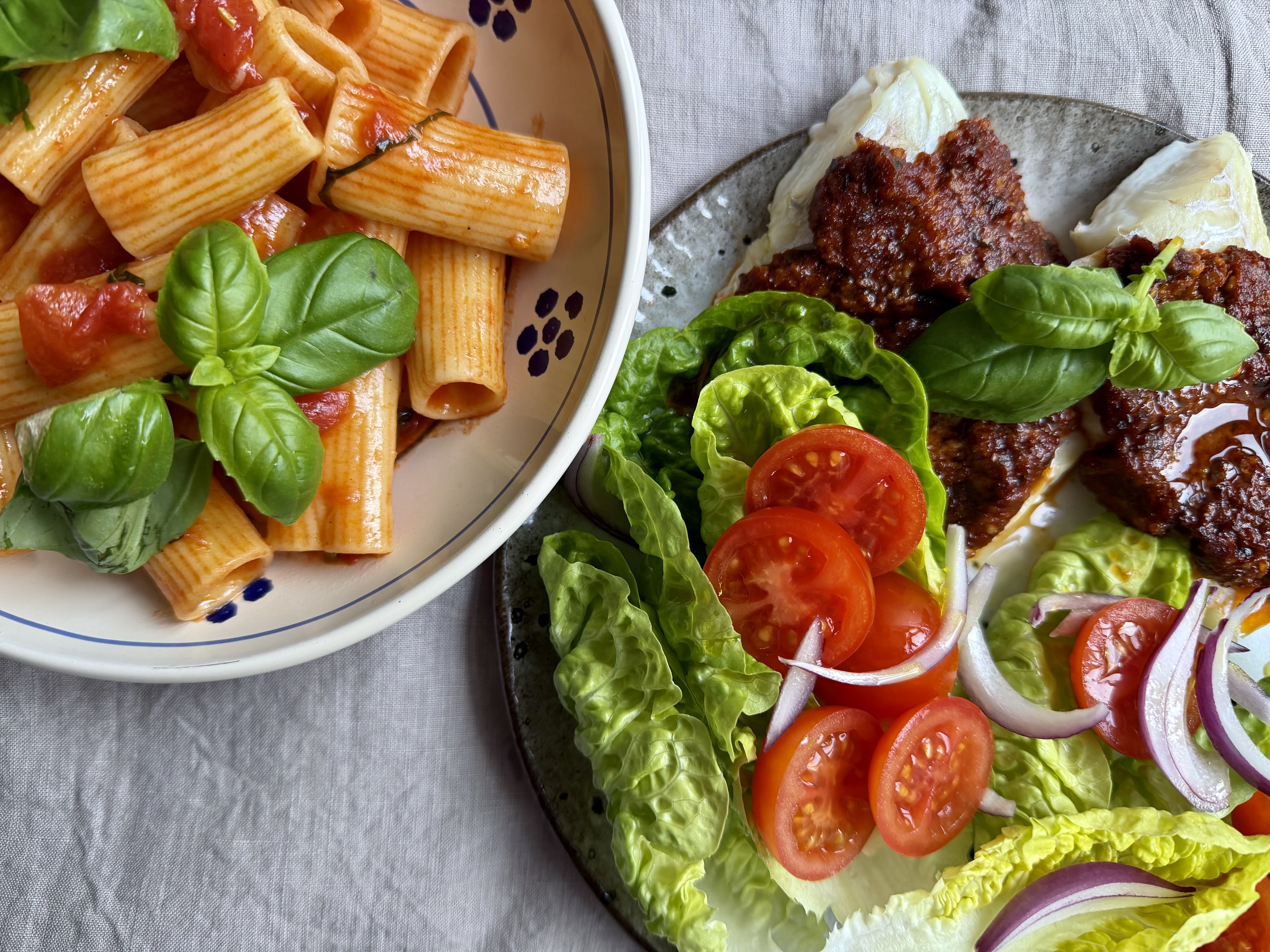 Bagt mørksej med rød pesto, pasta og sprød salat
