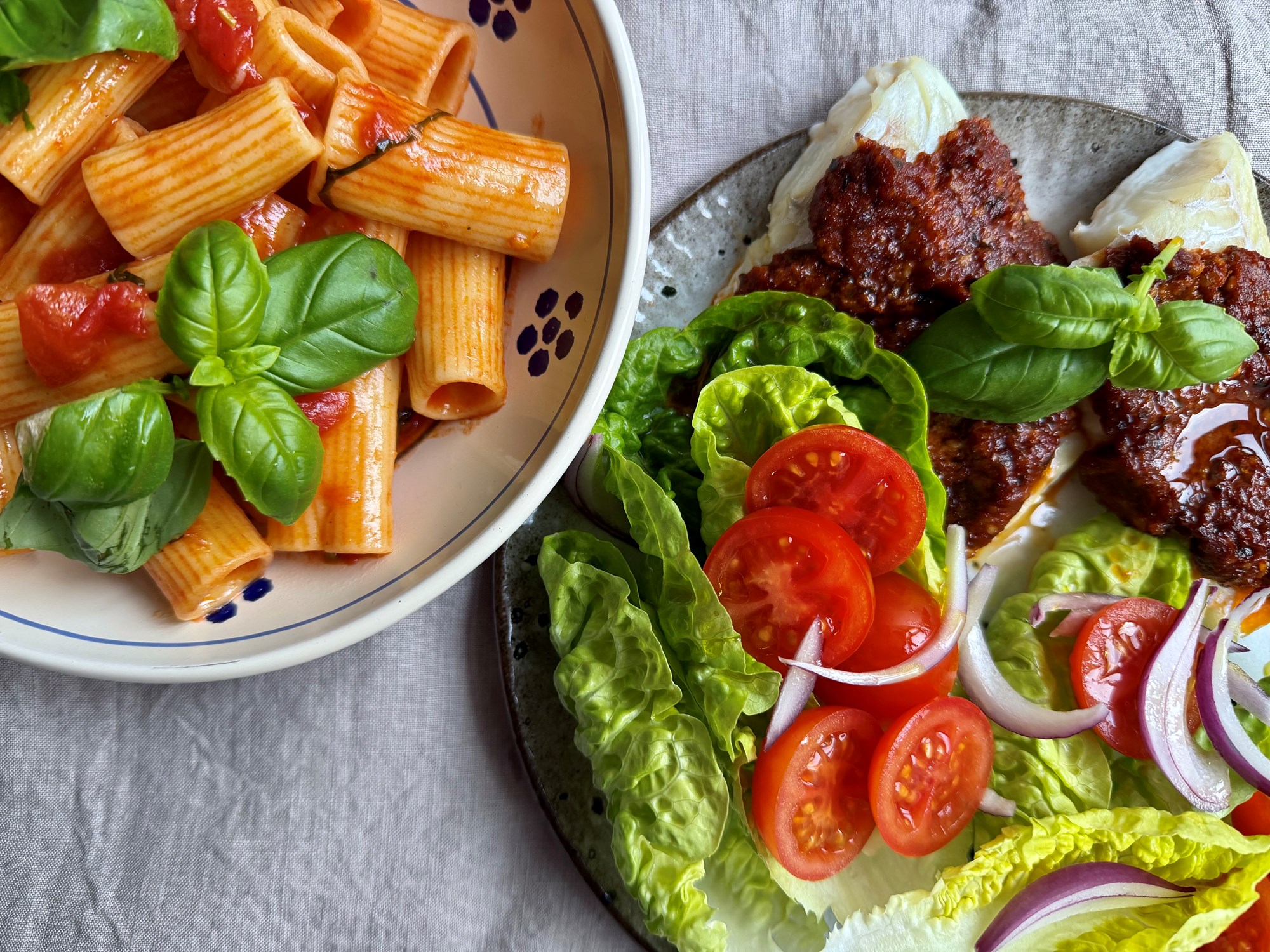 Bagt mørksej med rød pesto, pasta og sprød salat