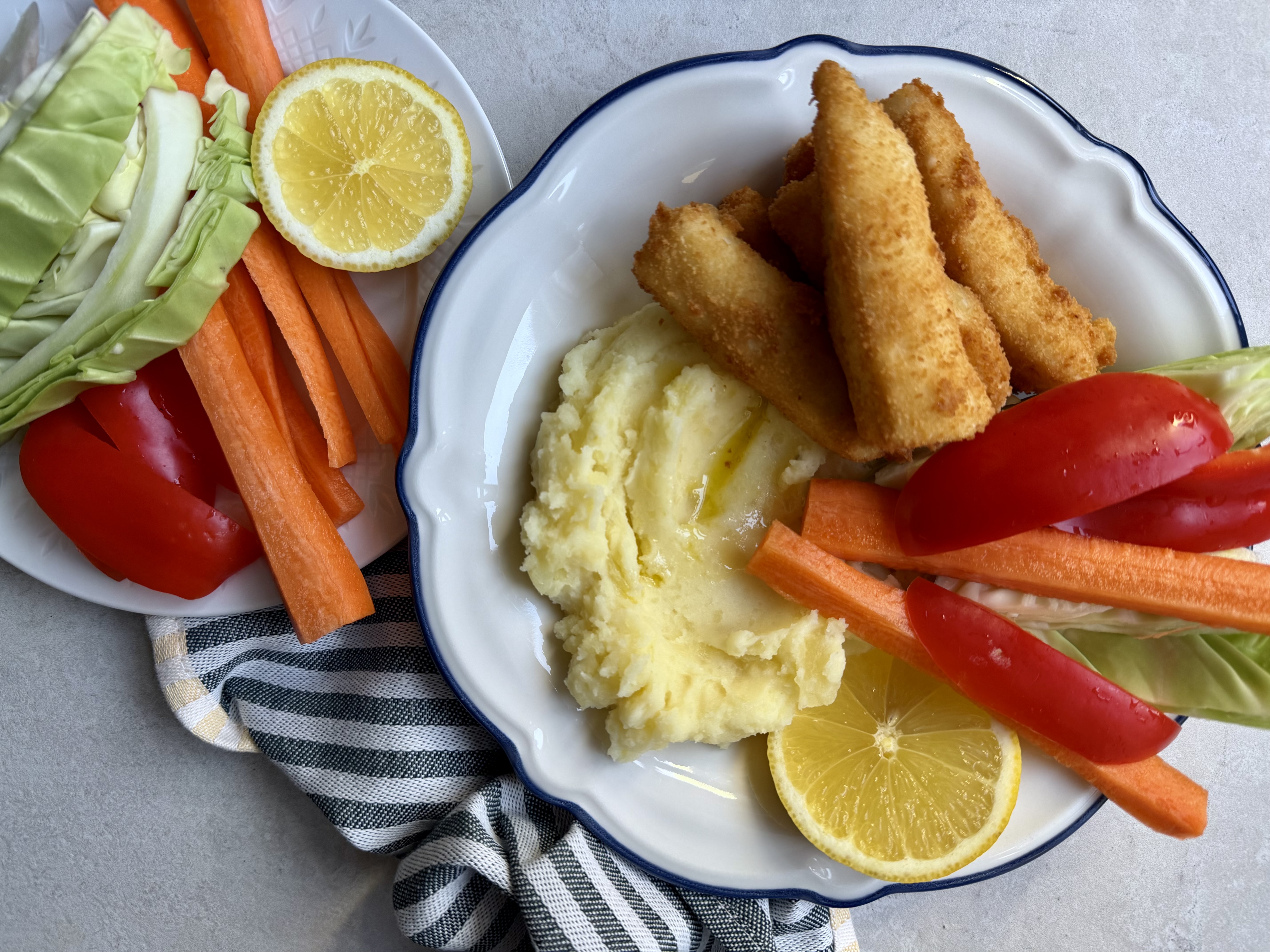 Fish fingers med kartoffelmos og sprøde grøntsager