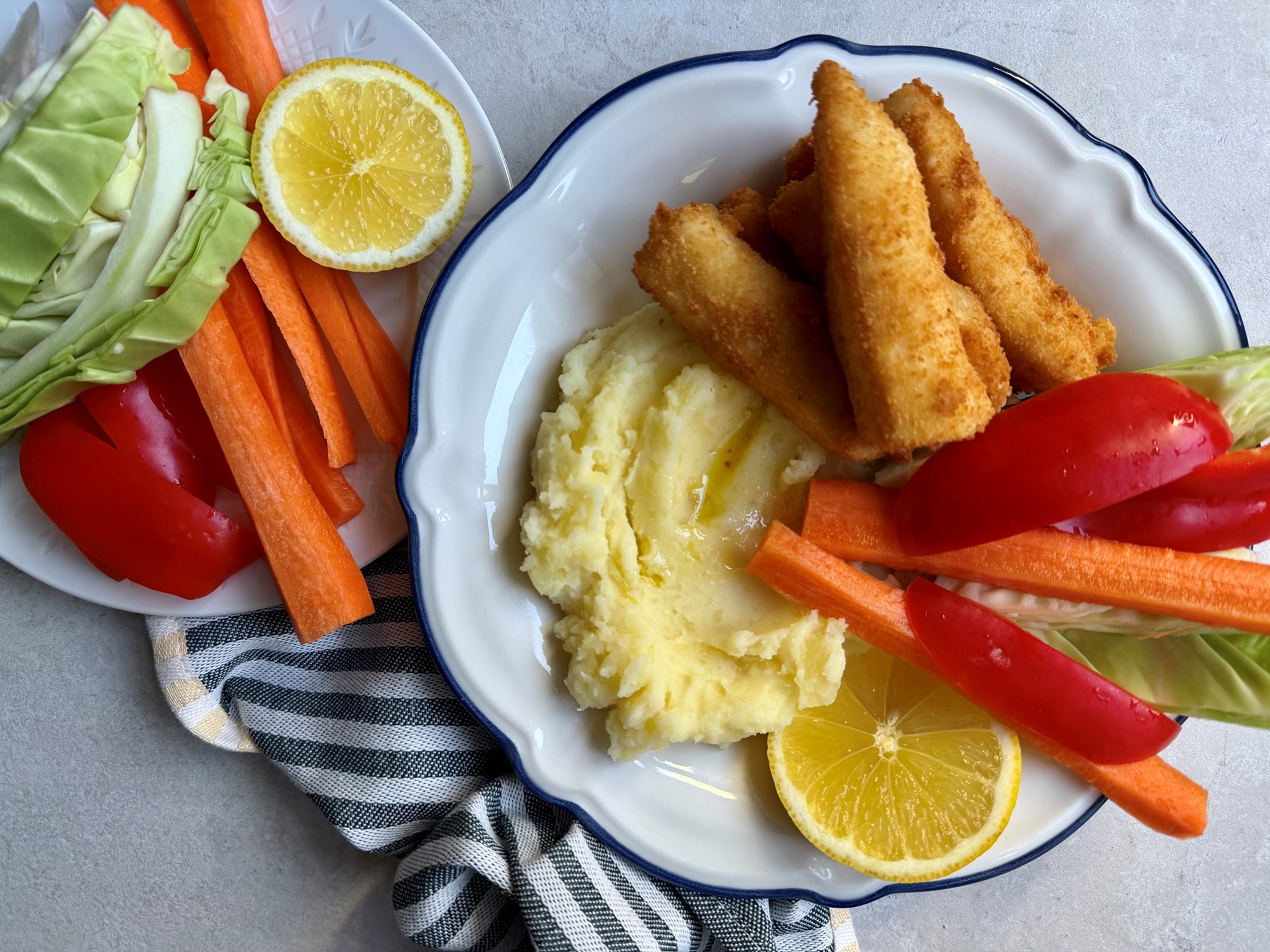 Fish fingers med kartoffelmos og sprøde grøntsager