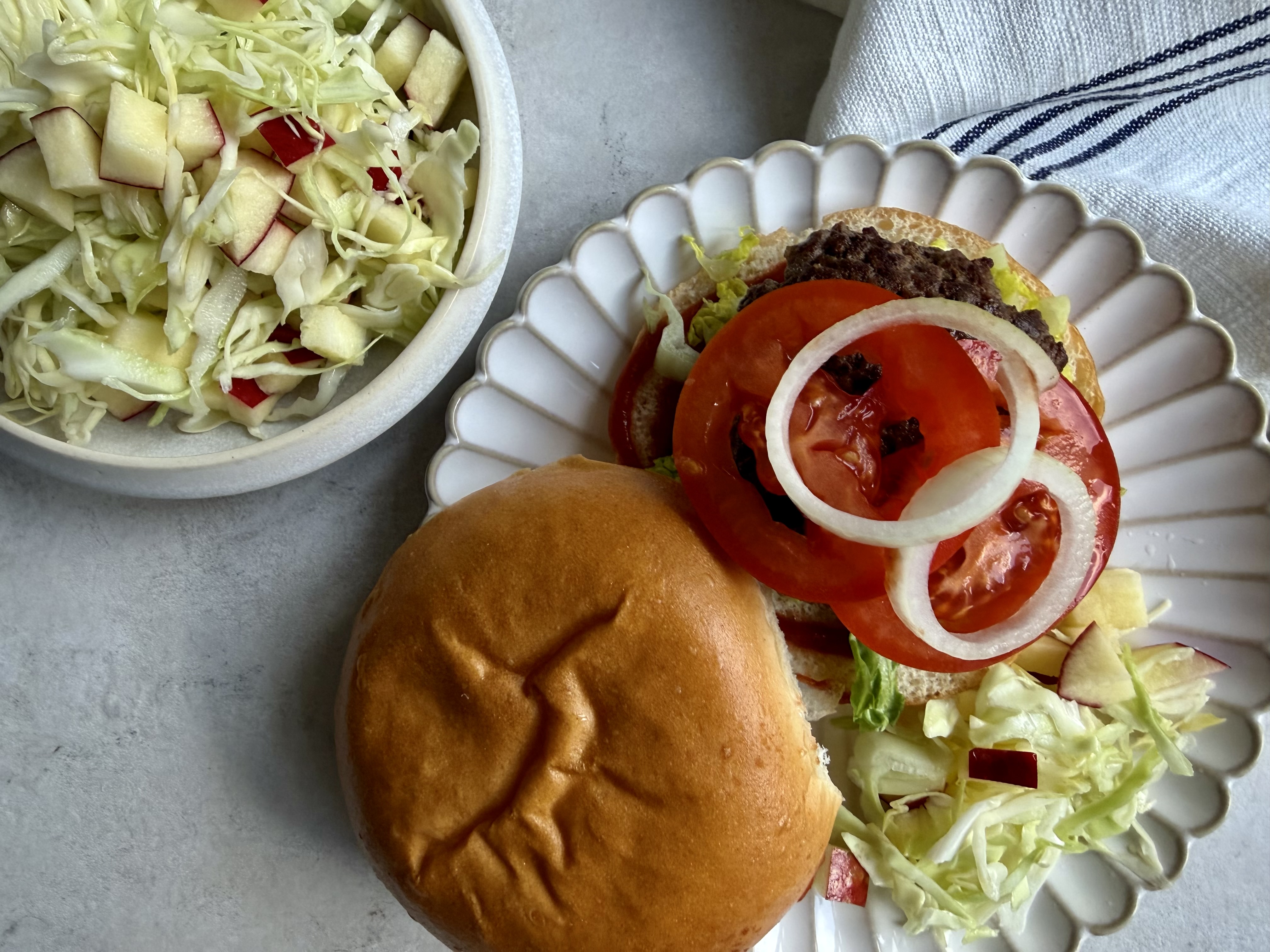 Nem burger med søde kartofler og kålsalat med æble
