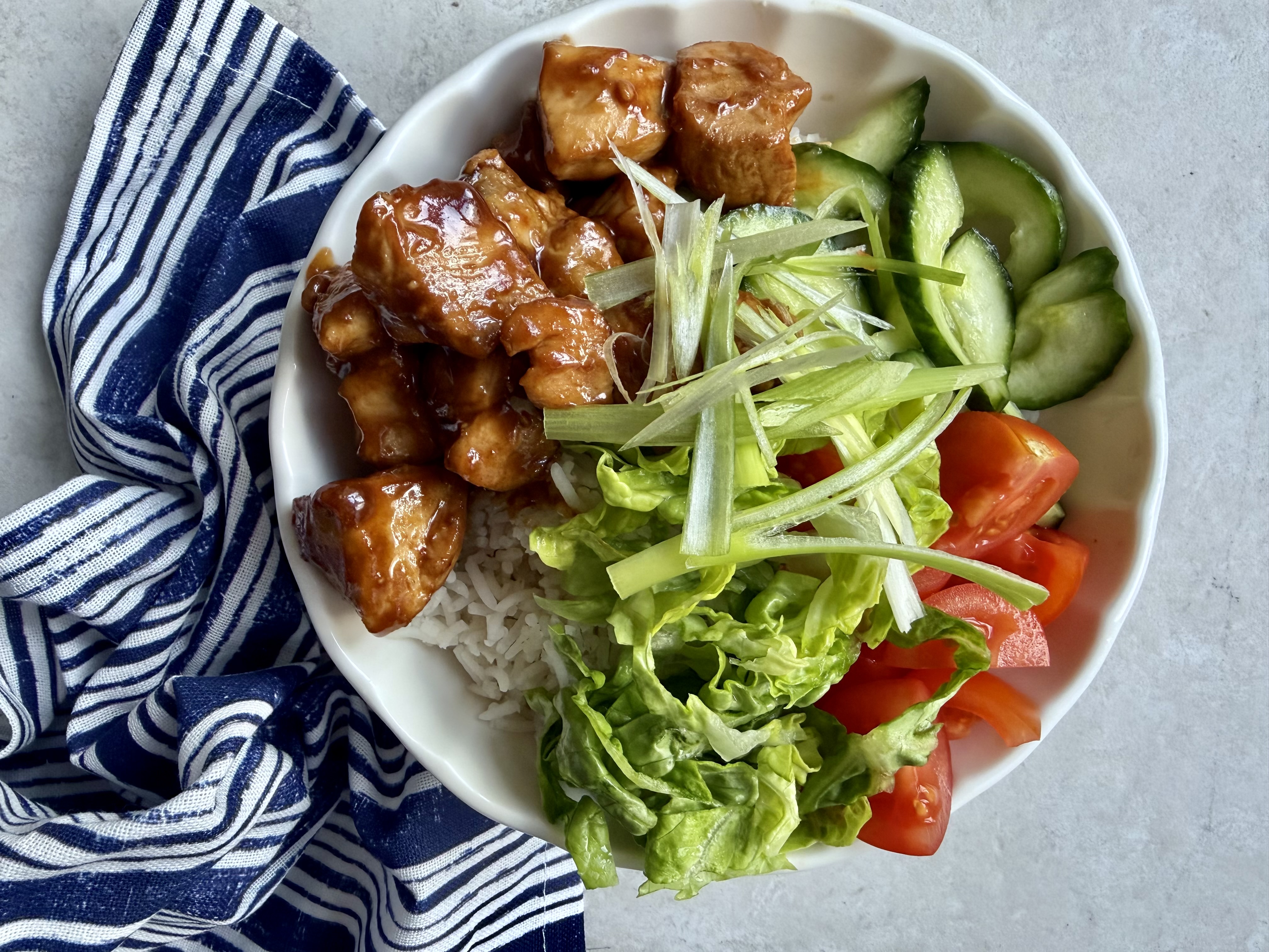 Ricebowl med peanutkylling, agurkesalat og sprøde grøntsager