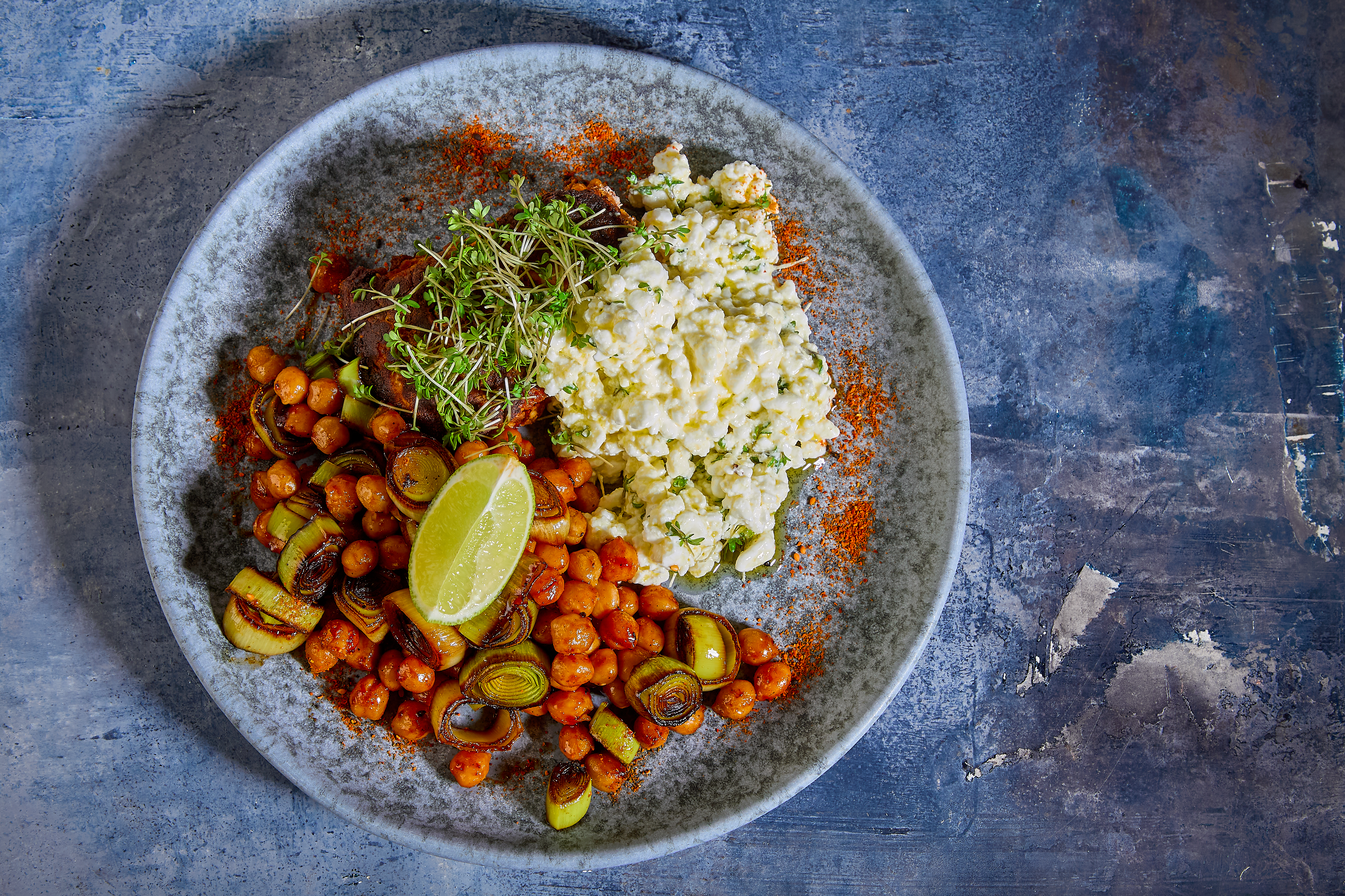 Shichimi tôgarashi-stegt lange med miso, kikærter, porre og lime-hytteost med karse
