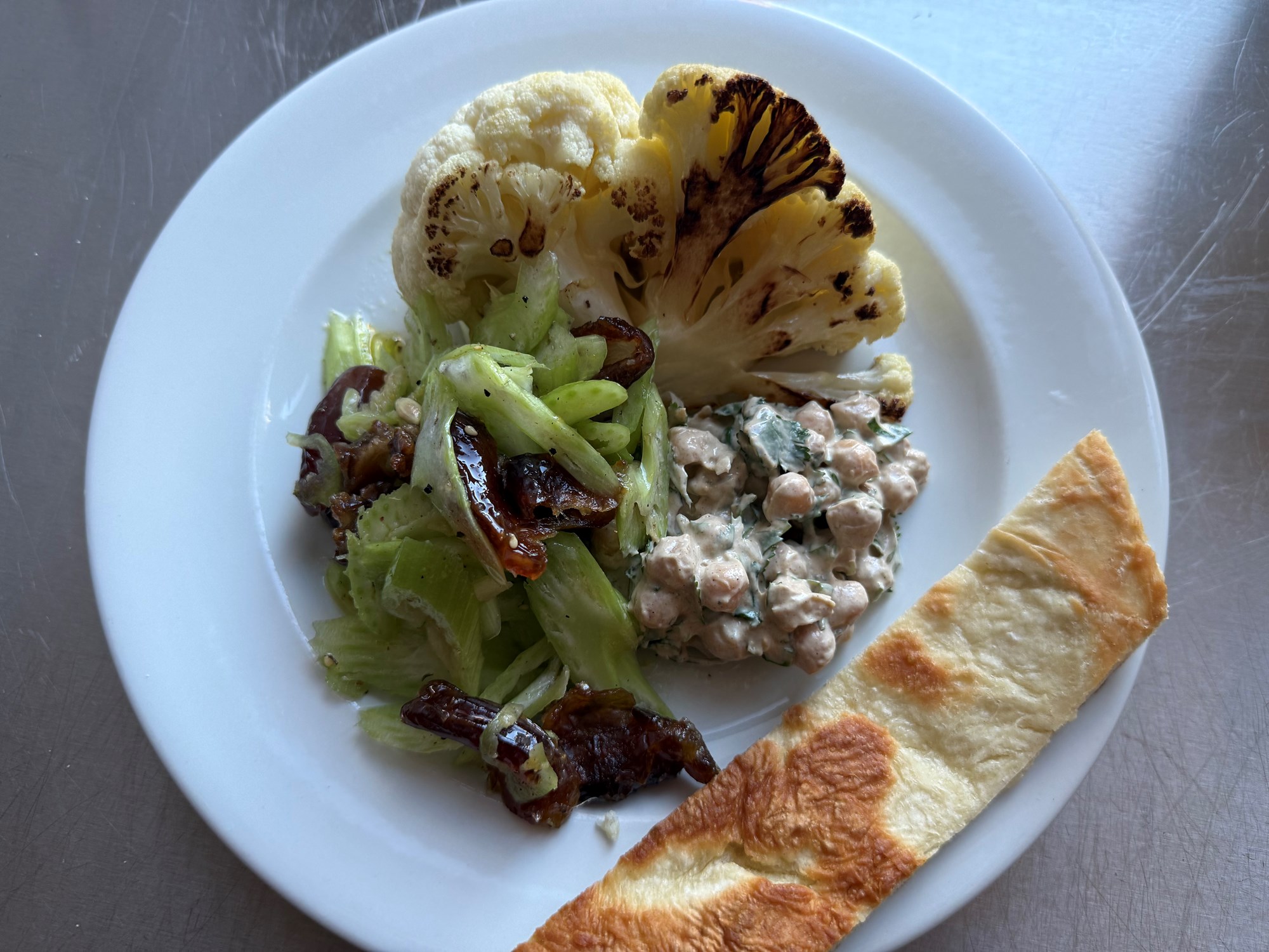 Stegt blomkål, cremede kikærter og blegsellerisalat