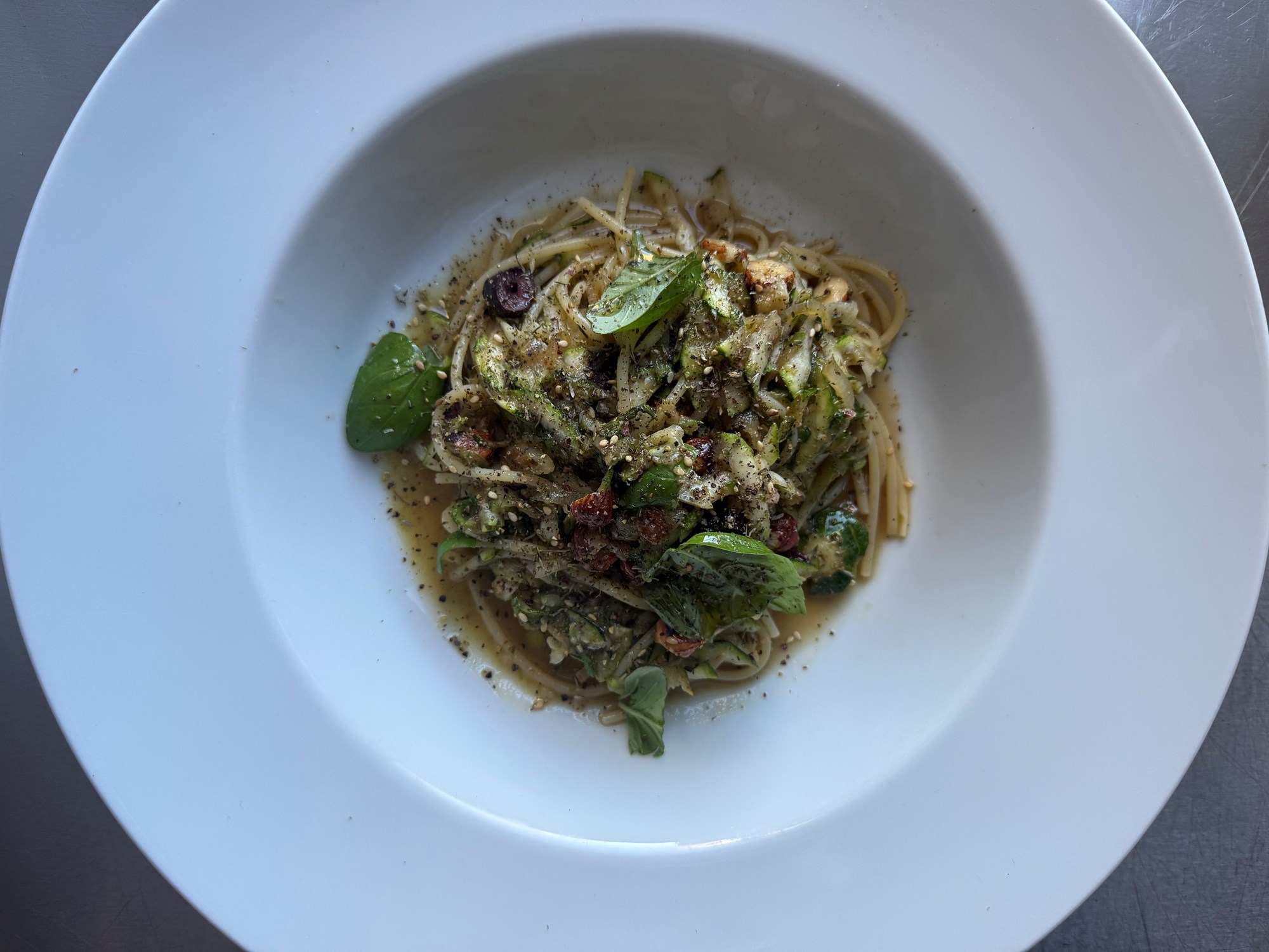Zucchini pasta med olivendressing og nødder