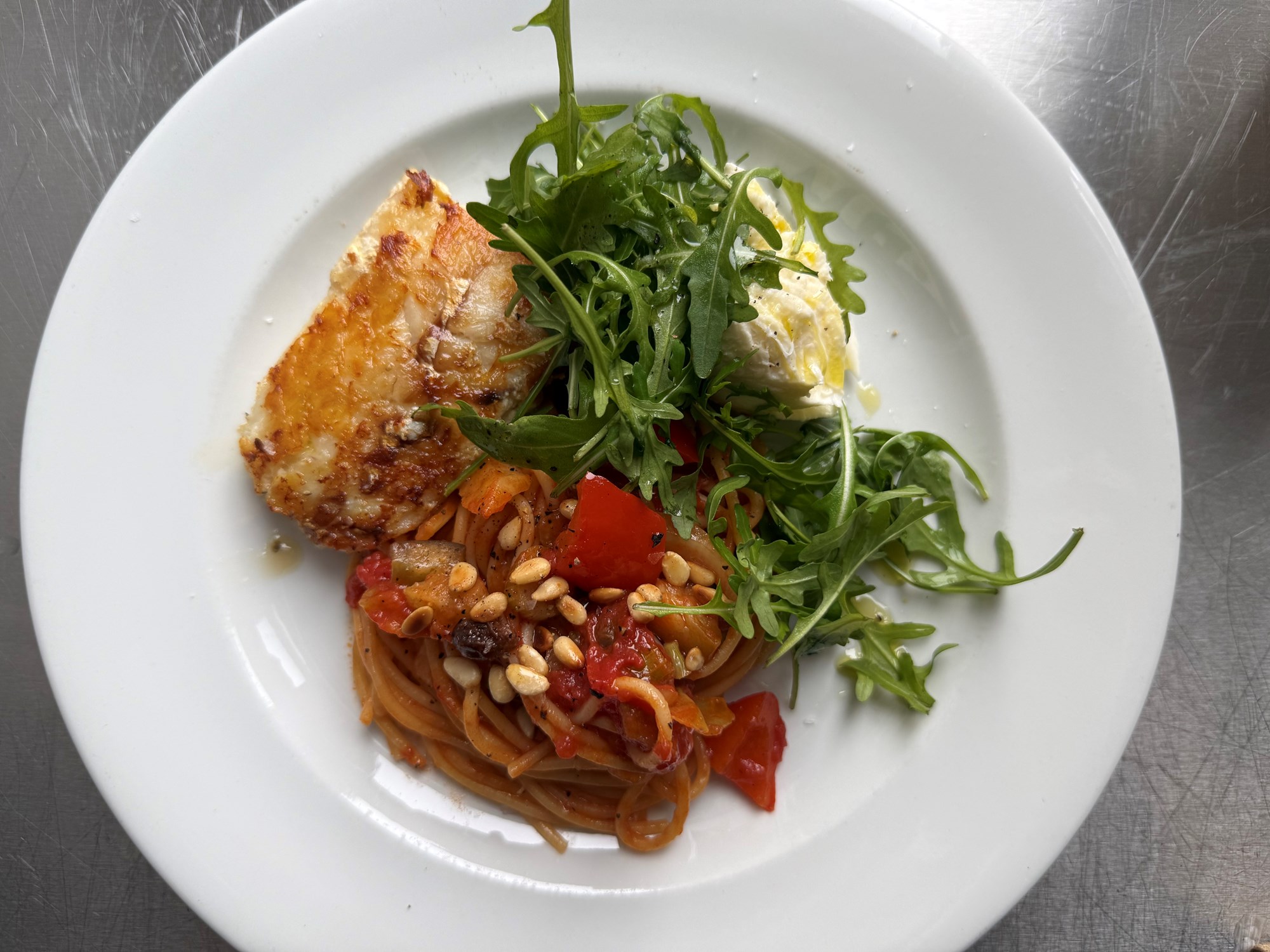 Kulmule med caponata, spaghetti, rucola og mozzarella