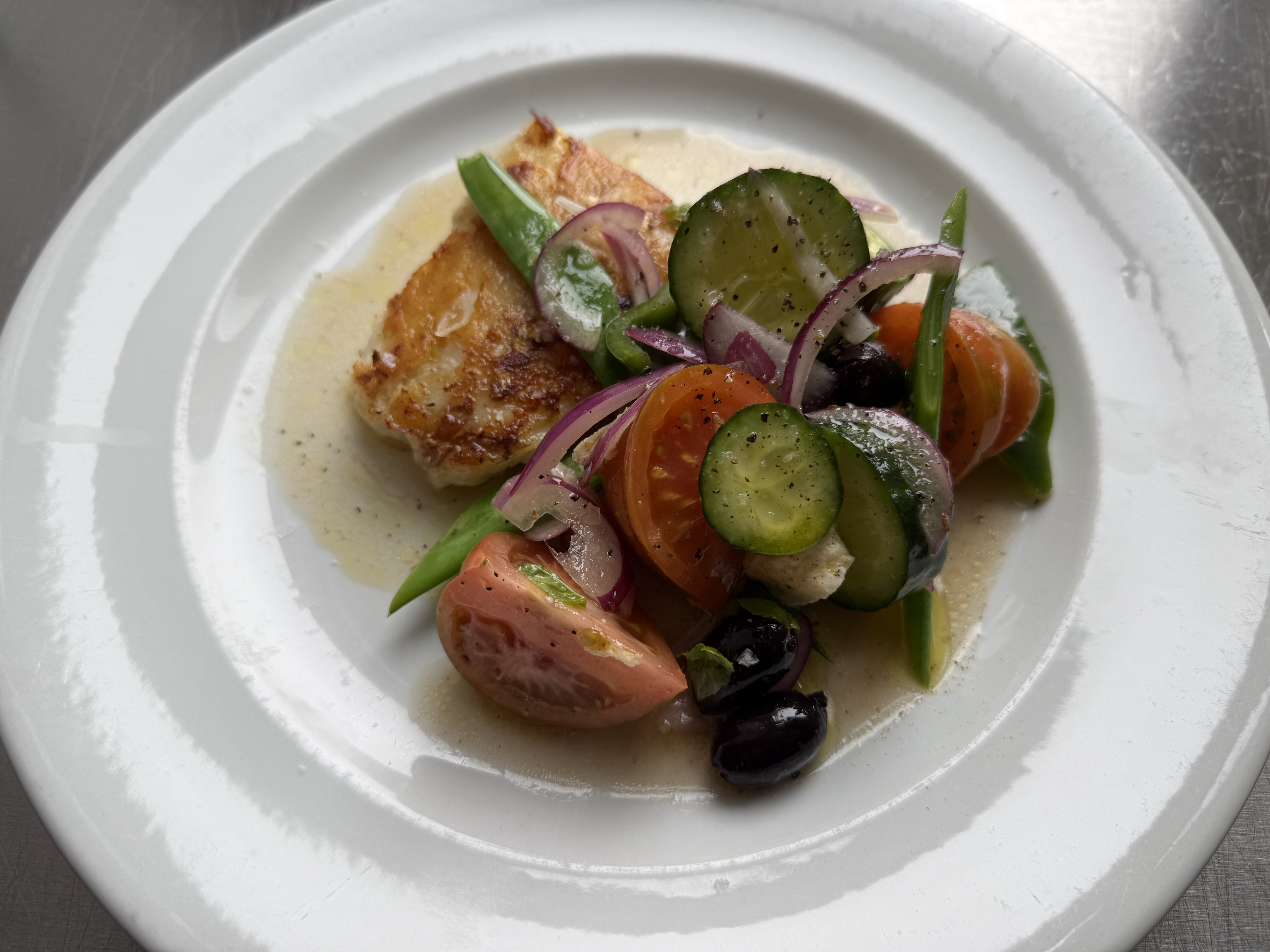 Stegt kuller med "græsk" salat med bønner