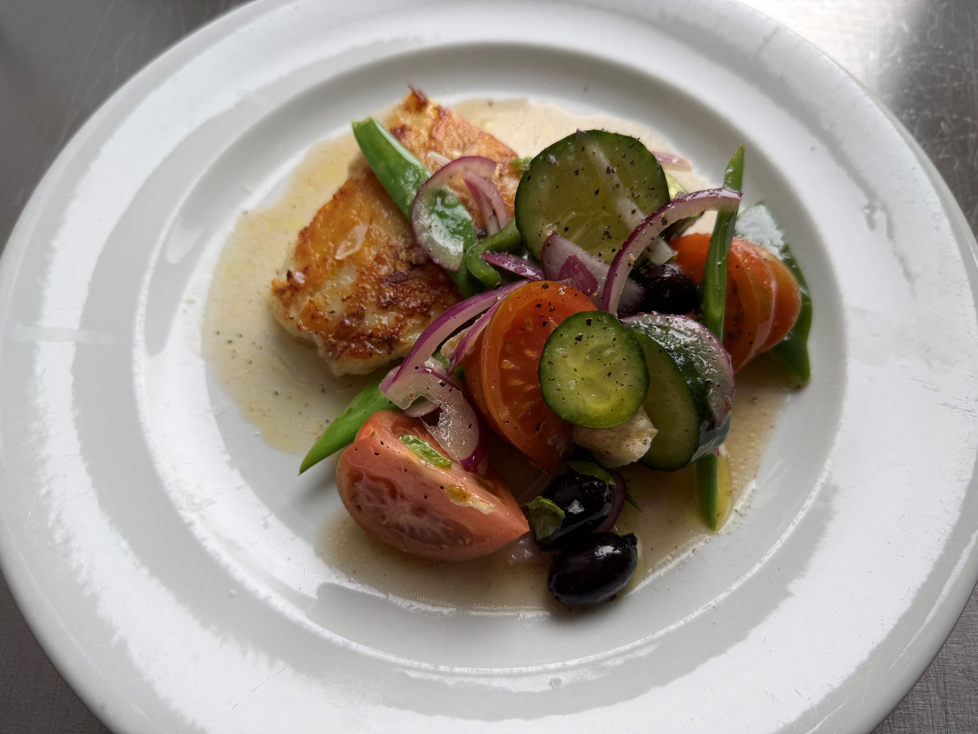 Stegt kuller med "græsk" salat med bønner