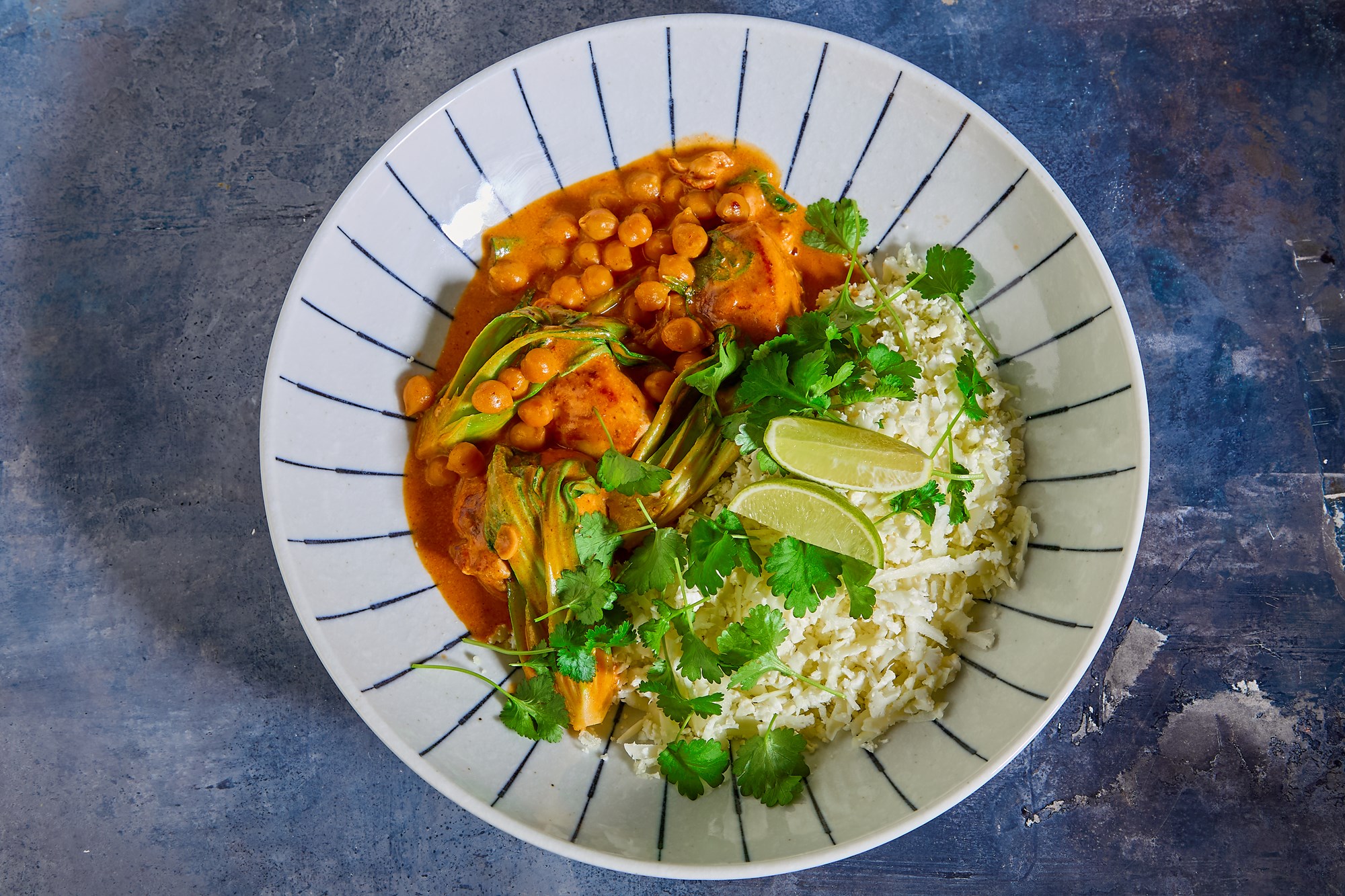 Thai red curry med stegt kullerfilet med pak choi, kikærter, blomkålsris og koriander